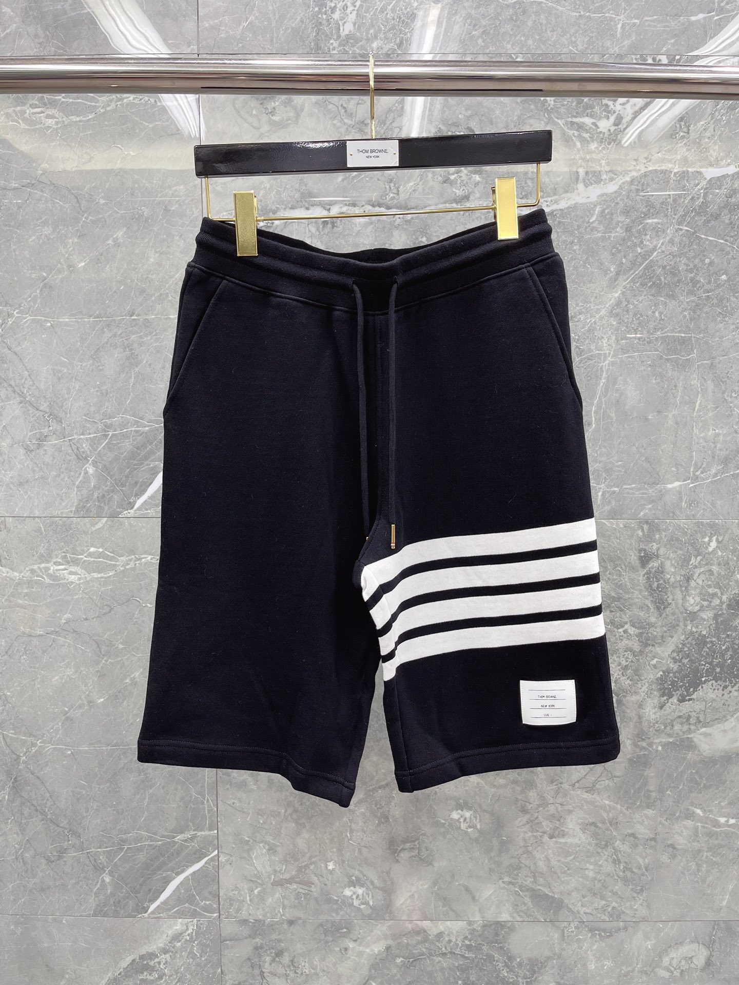 톰브라운 4선 코튼 오버핏 반바지 남녀공용 40424 Thom Browne Shorts