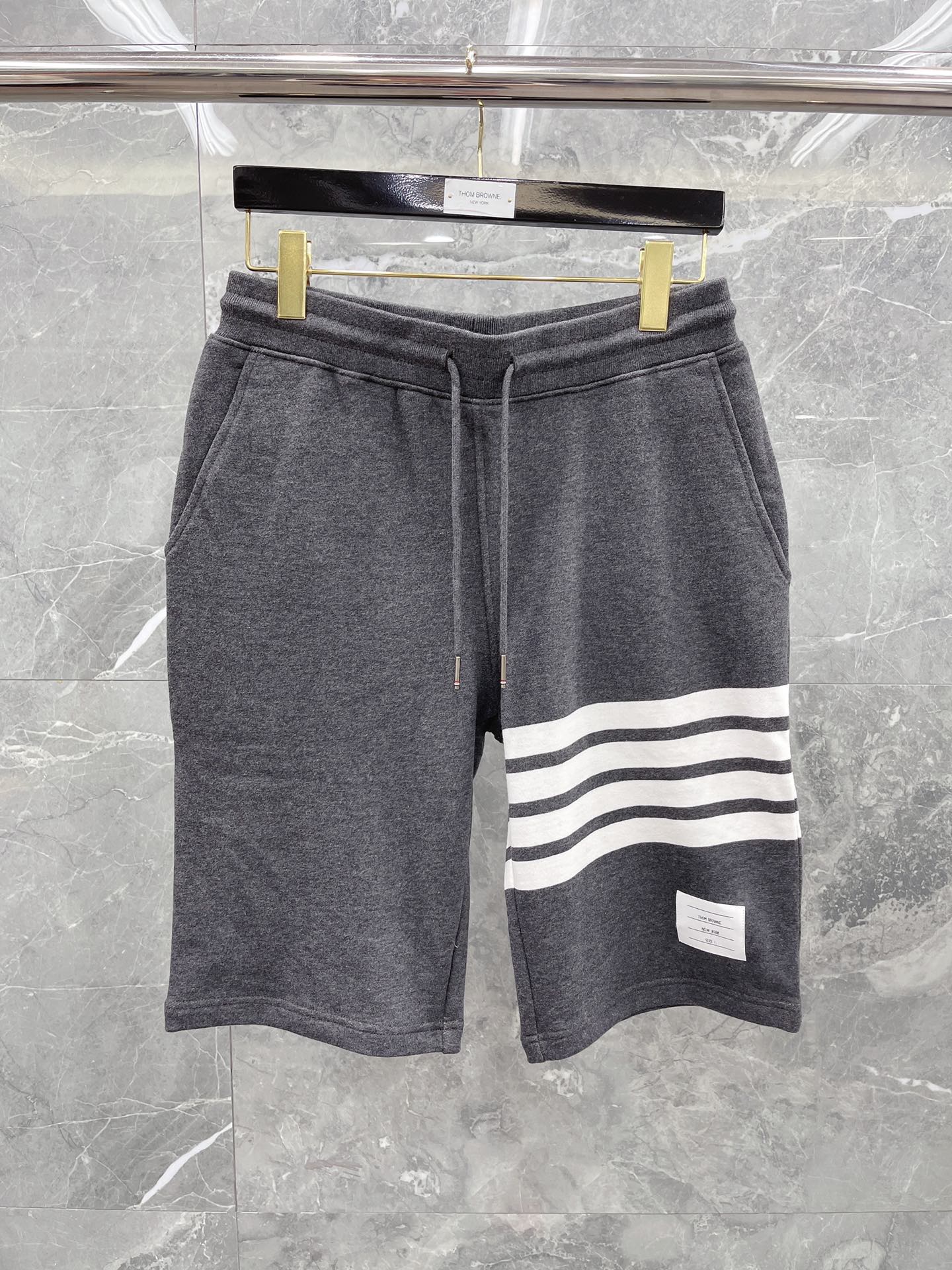 톰브라운 4선 코튼 오버핏 반바지 남녀공용 40425 Thom Browne Shorts