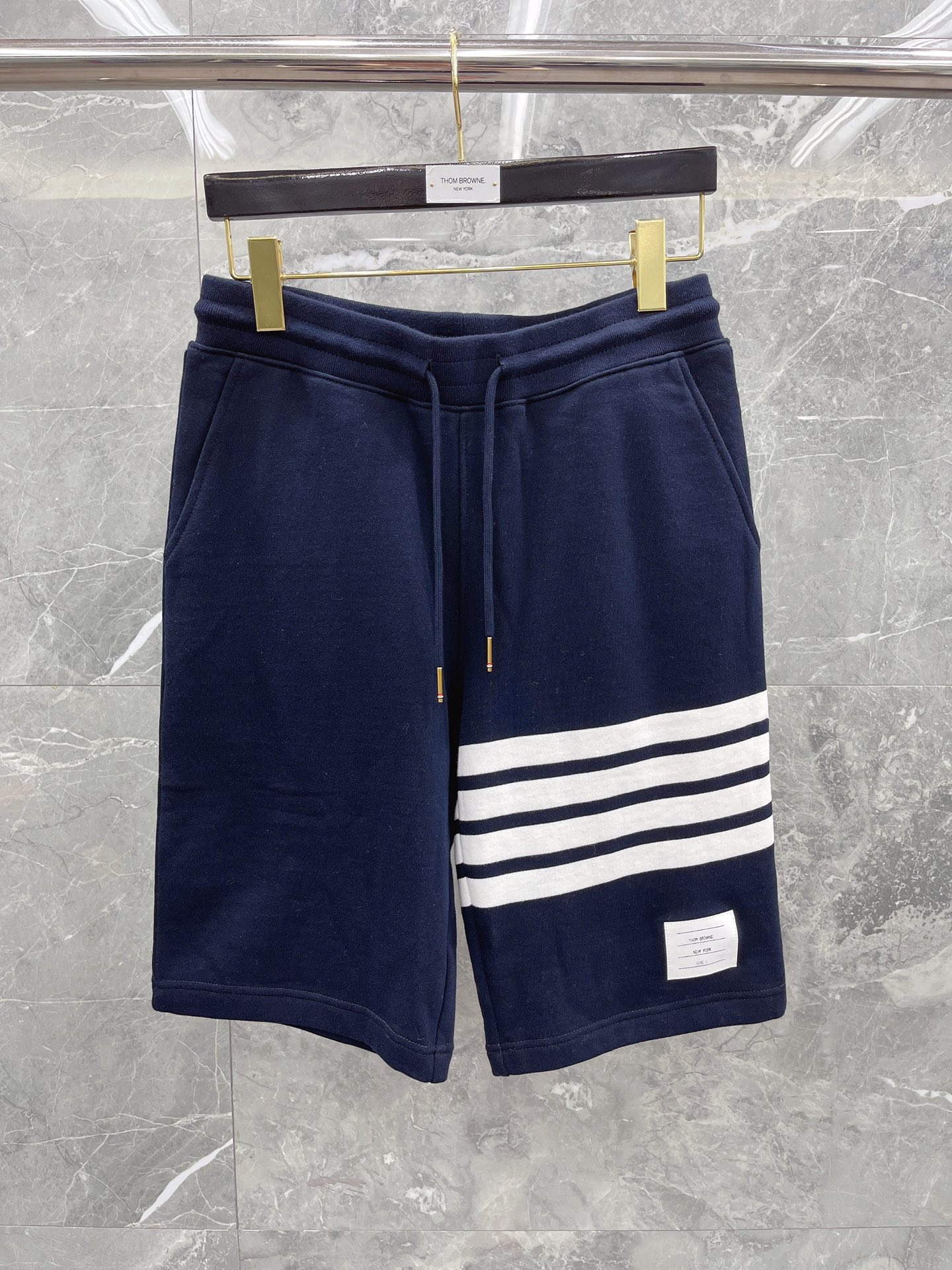 톰브라운 4선 코튼 오버핏 반바지 남녀공용 40426 Thom Browne Shorts