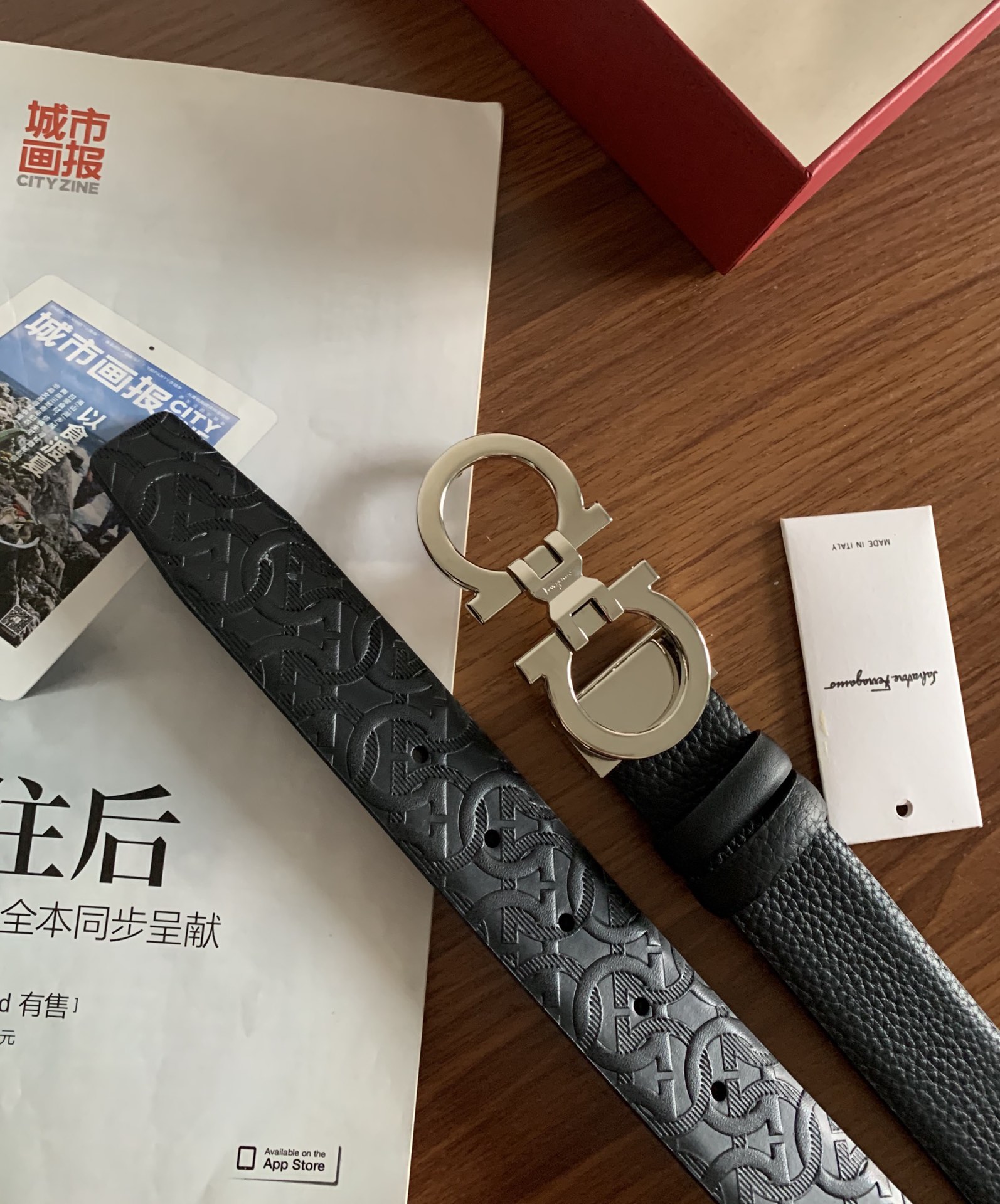 NO:138298,〖Ferragamo〗The new embossed belt in the counter, paired with Gancin pure copper buckle, creates an elegant and sophisticated shape. It has a width of 3.5cm, double-sided design, and adjustable length to achieve a tailor-made slim effect., belt, ferragamo19860909〖菲拉格慕〗专柜新款压花皮带,搭配Gancin纯铜扣,打造高雅考究的造型.宽3.5cm,双面设计,长度可调节,达到量身定制般的修身效果.,皮带,ferragamo,Belt