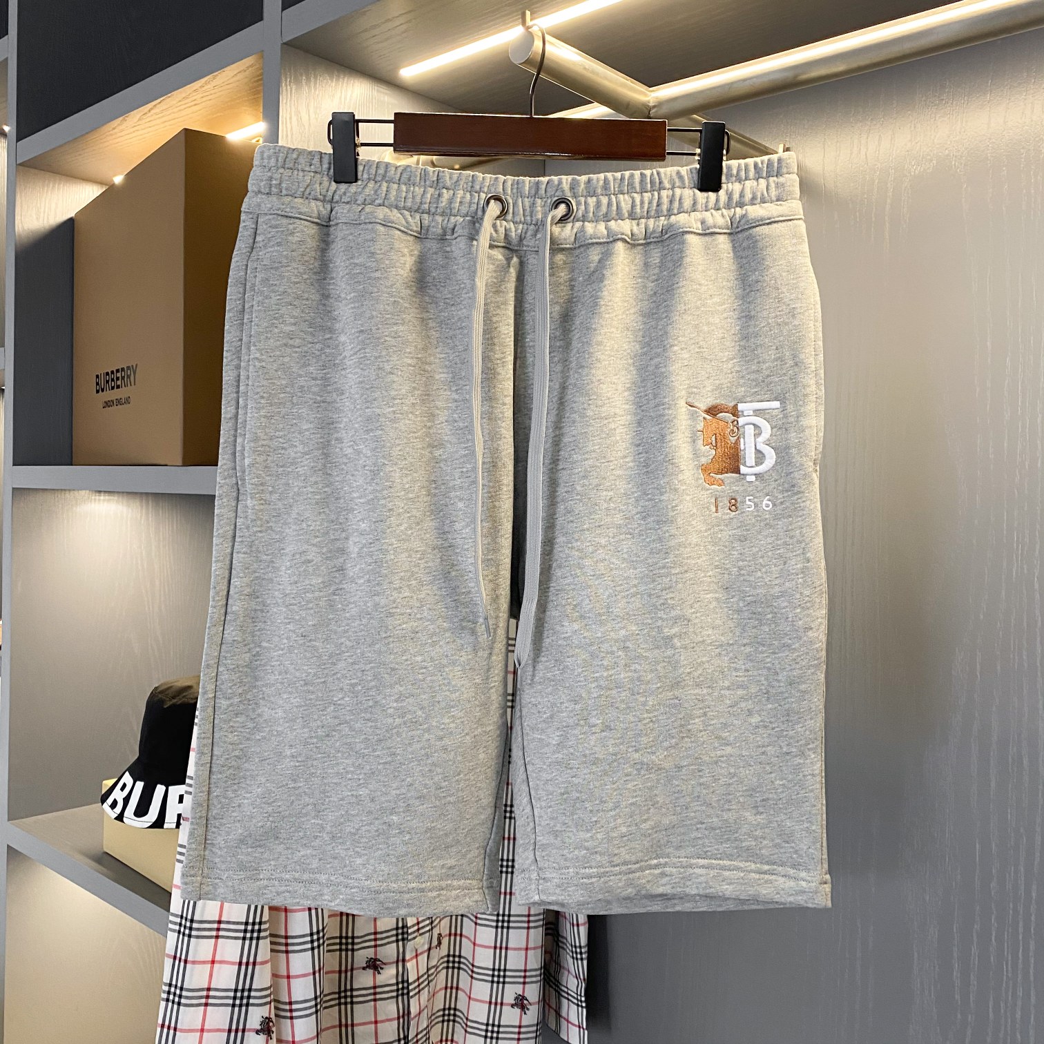 BBR Burberry 🅱️Pantalones cortos con cordón y logo bordado de caballo de guerra TB con costuras en contraste Pedido de…