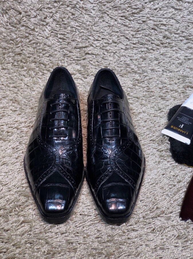 NO:621405,BerIuti's latest batch of goods is in stock! Fashionable and noble elegance. Originated from 1988s [Purely handmade] Luxury shoes for British nobles. Luxurious use of Thai Siamese crocodile belly. Without splicing the whole crocodile, only one foot can be made. 38/45 with special maintenance oil;,19860909BerIuti 最新狠货 批 现货 ！时尚与高贵典雅. 源于1988s【纯手工制作】英国貴族御用奢侈鞋履 奢用泰国暹罗鳄鱼肚皮 不拼接整条鳄鱼只能做一只脚 38/45 配专用保养油；,,Men's shoes