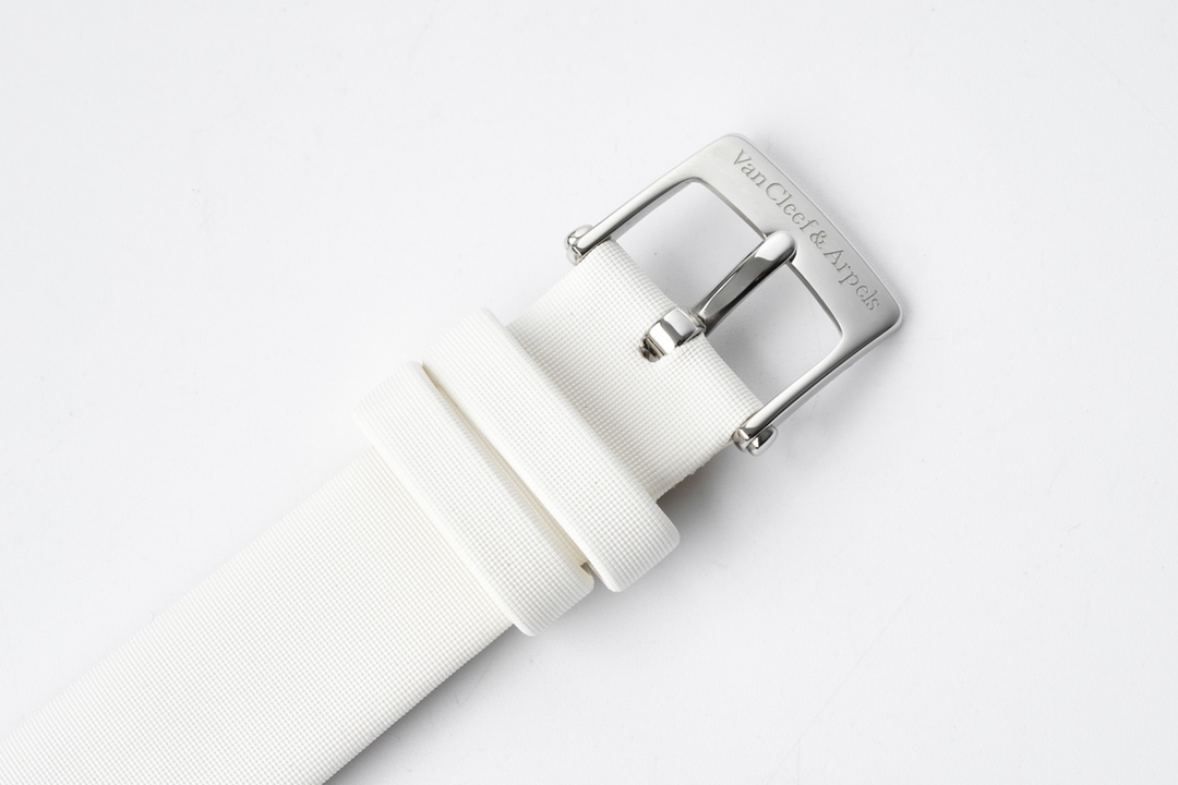 Van Cleef & Arpels 梵克雅宝推出Charms Gold 腕表中号32MM 新作品秉承Charms 系列的 美学传统