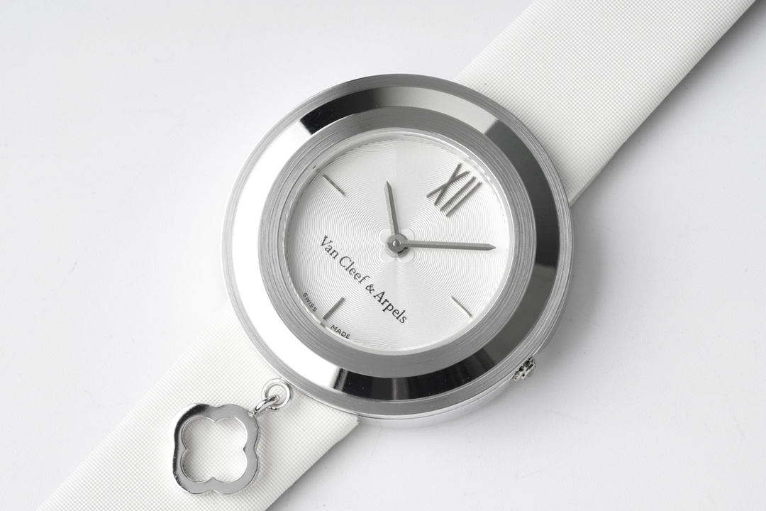 Van Cleef & Arpels 梵克雅宝推出Charms Gold 腕表中号32MM 新作品秉承Charms 系列的 美学传统