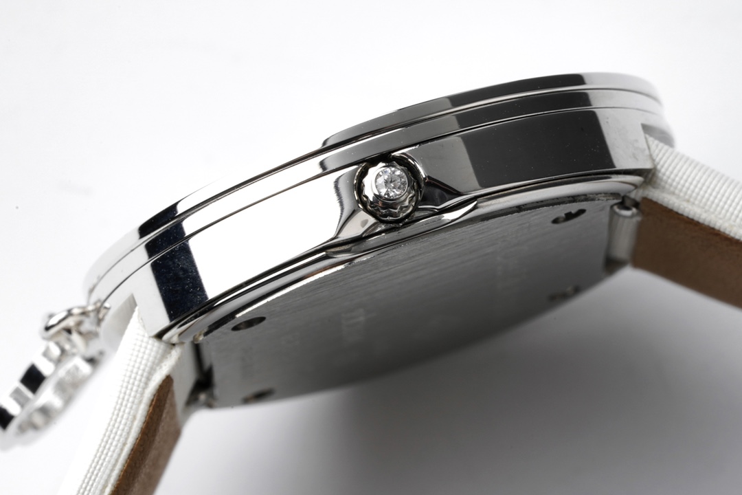 Van Cleef & Arpels 梵克雅宝推出Charms Gold 腕表中号32MM 新作品秉承Charms 系列的 美学传统