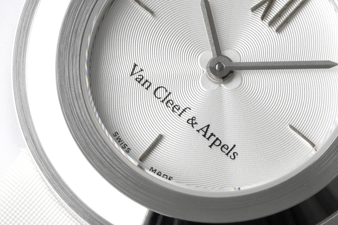 Van Cleef & Arpels 梵克雅宝推出Charms Gold 腕表中号32MM 新作品秉承Charms 系列的 美学传统