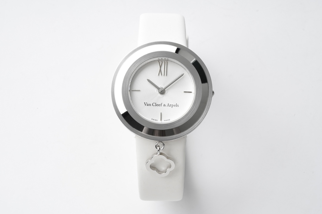 Van Cleef & Arpels 梵克雅宝推出Charms Gold 腕表中号32MM 新作品秉承Charms 系列的 美学传统