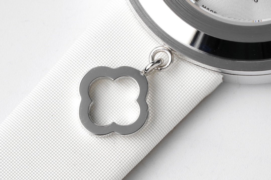 Van Cleef & Arpels 梵克雅宝推出Charms Gold 腕表中号32MM 新作品秉承Charms 系列的 美学传统