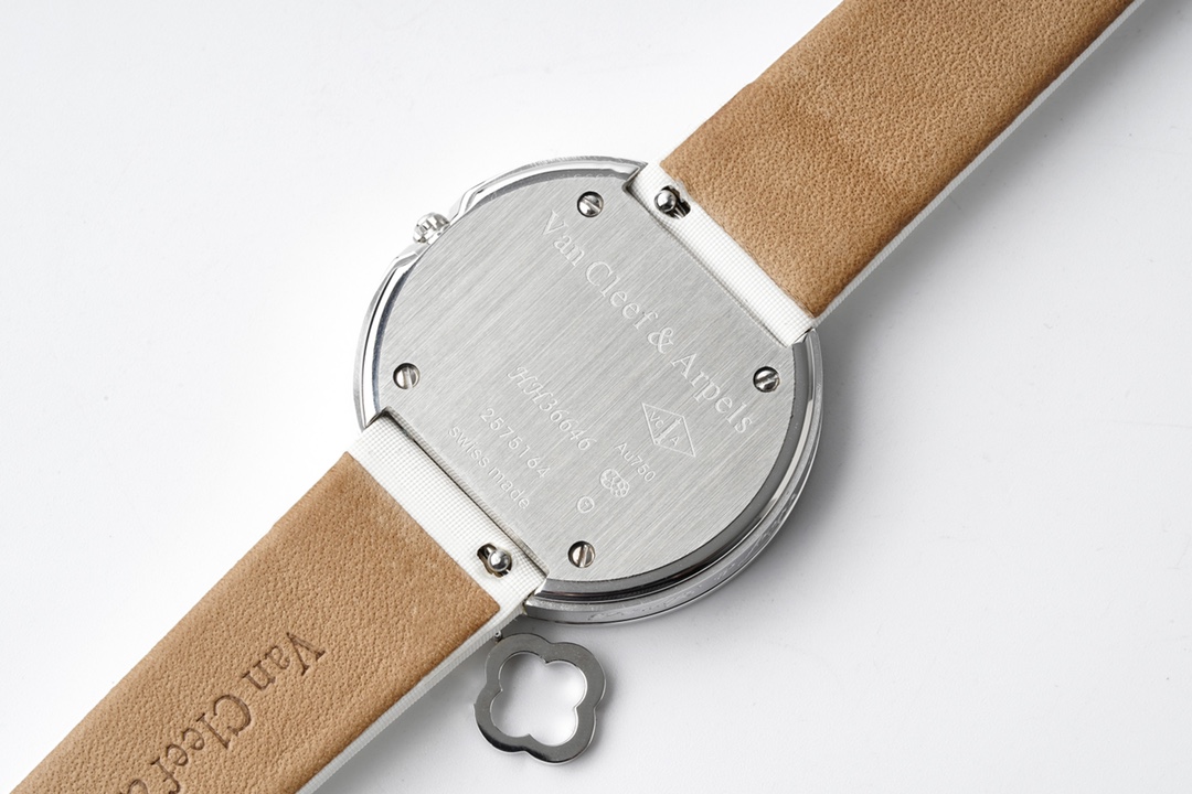 Van Cleef & Arpels 梵克雅宝推出Charms Gold 腕表中号32MM 新作品秉承Charms 系列的 美学传统