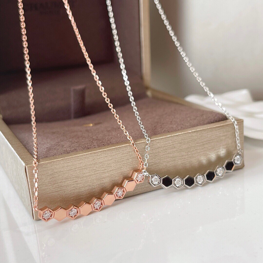 NO:619380,Shangmei Necklace Honeycomb Series Wavy Band Diamond Necklace 1:1 high-end customization follows Shangmei Honeycomb Bee My Love to engrave the love of the honeycomb in the heart, carry love on the body, and build a love nest together. Super shining. Made of 925 sterling silver and thick gold. Exquisite, elegant and versatile, Shangmei, necklace, pure silver19860909尚美项链 蜂窝系列 波浪带钻项链 1:1高端定制沿用尚美蜂窝Bee My Love 将蜂巢的爱情复刻于心间,把爱带在身上,共筑爱巢超级闪耀 通体925纯银厚金打造 精致优雅百搭,尚美,necklace,pure silver,Jewelry