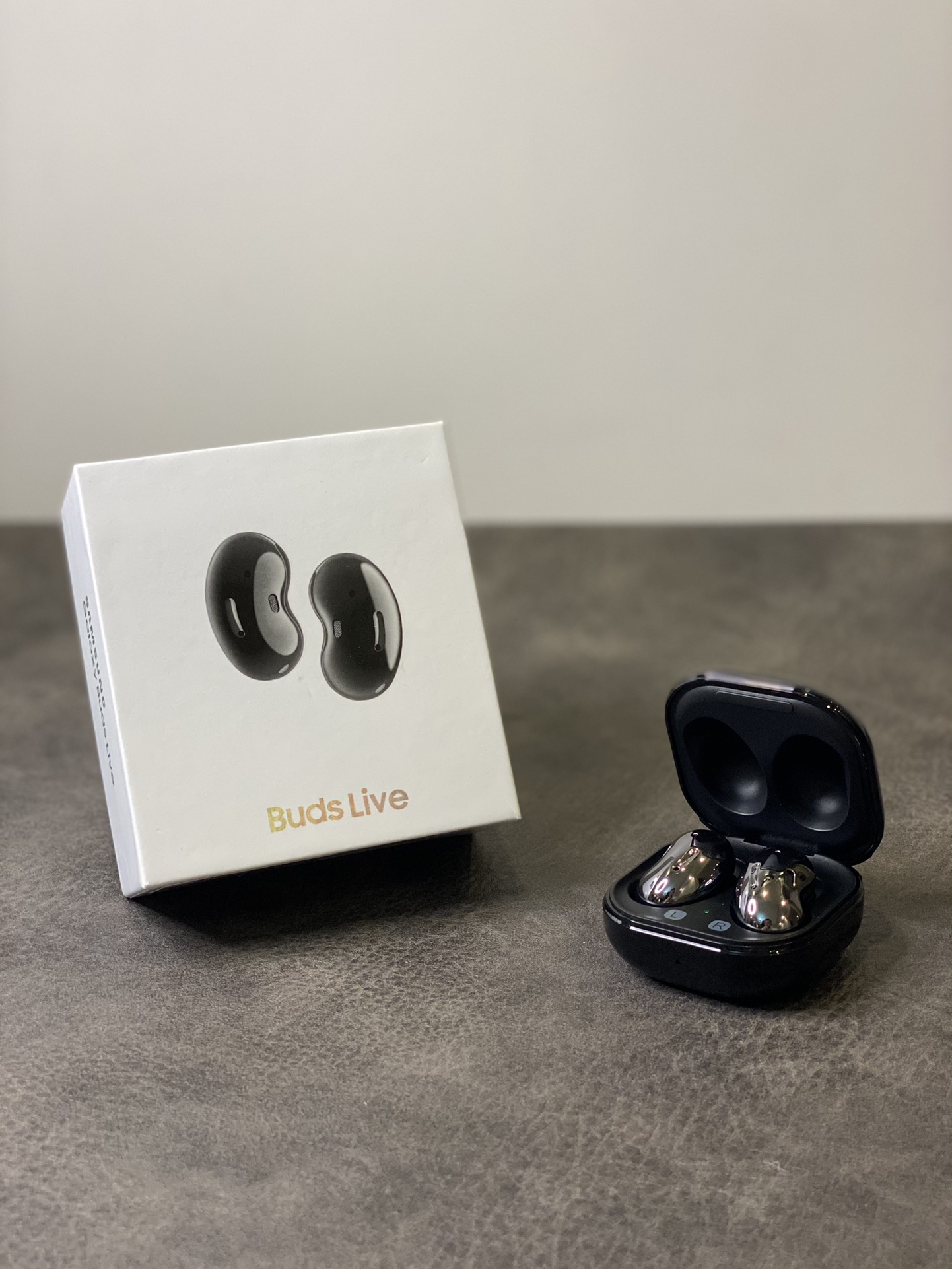 本地放💰120  利润自己加
SAMSUNG三星 Galaxy Buds Live 蓝牙耳机
AKG调教的12mm扬声器 高音低音清澈悦耳
开放式主动降噪 沉浸式live音效体验
超长续航能力 单次连续听歌可达4-5小时 
搭配充电仓充电 使用24小时无压力！
触摸切歌操作 耳机可操作暂停切换歌曲等
人体工学设计 全天佩戴耳朵也不会疲劳疼痛
原装配件赠送备用替换耳塞 数据线 说明书等！
售后退换条件 外观不磨损可以退换 保修三个月！
