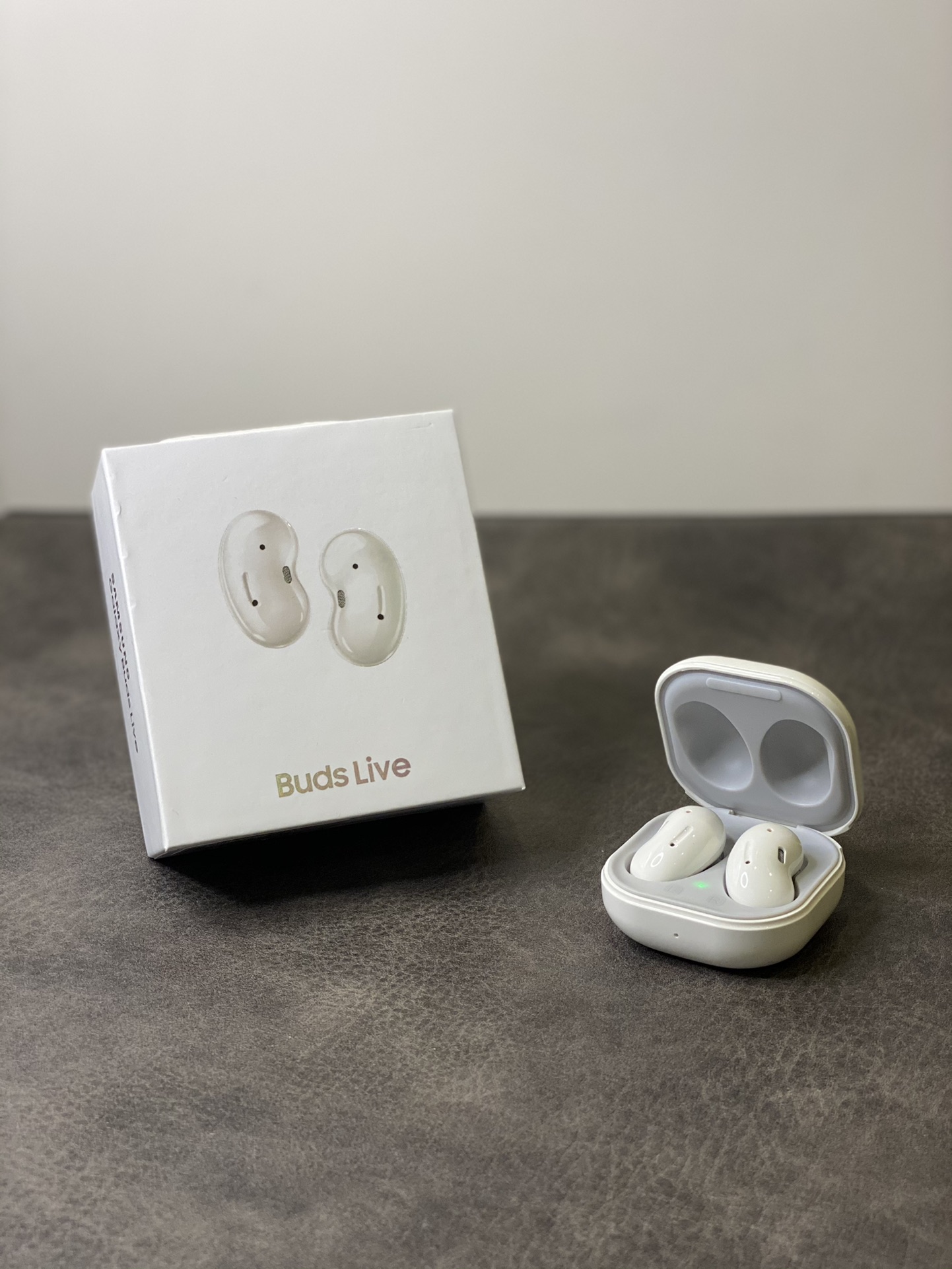 本地放💰120  利润自己加
SAMSUNG三星 Galaxy Buds Live 蓝牙耳机
AKG调教的12mm扬声器 高音低音清澈悦耳
开放式主动降噪 沉浸式live音效体验
超长续航能力 单次连续听歌可达4-5小时 
搭配充电仓充电 使用24小时无压力！
触摸切歌操作 耳机可操作暂停切换歌曲等
人体工学设计 全天佩戴耳朵也不会疲劳疼痛
原装配件赠送备用替换耳塞 数据线 说明书等！
售后退换条件 外观不磨损可以退换 保修三个月！