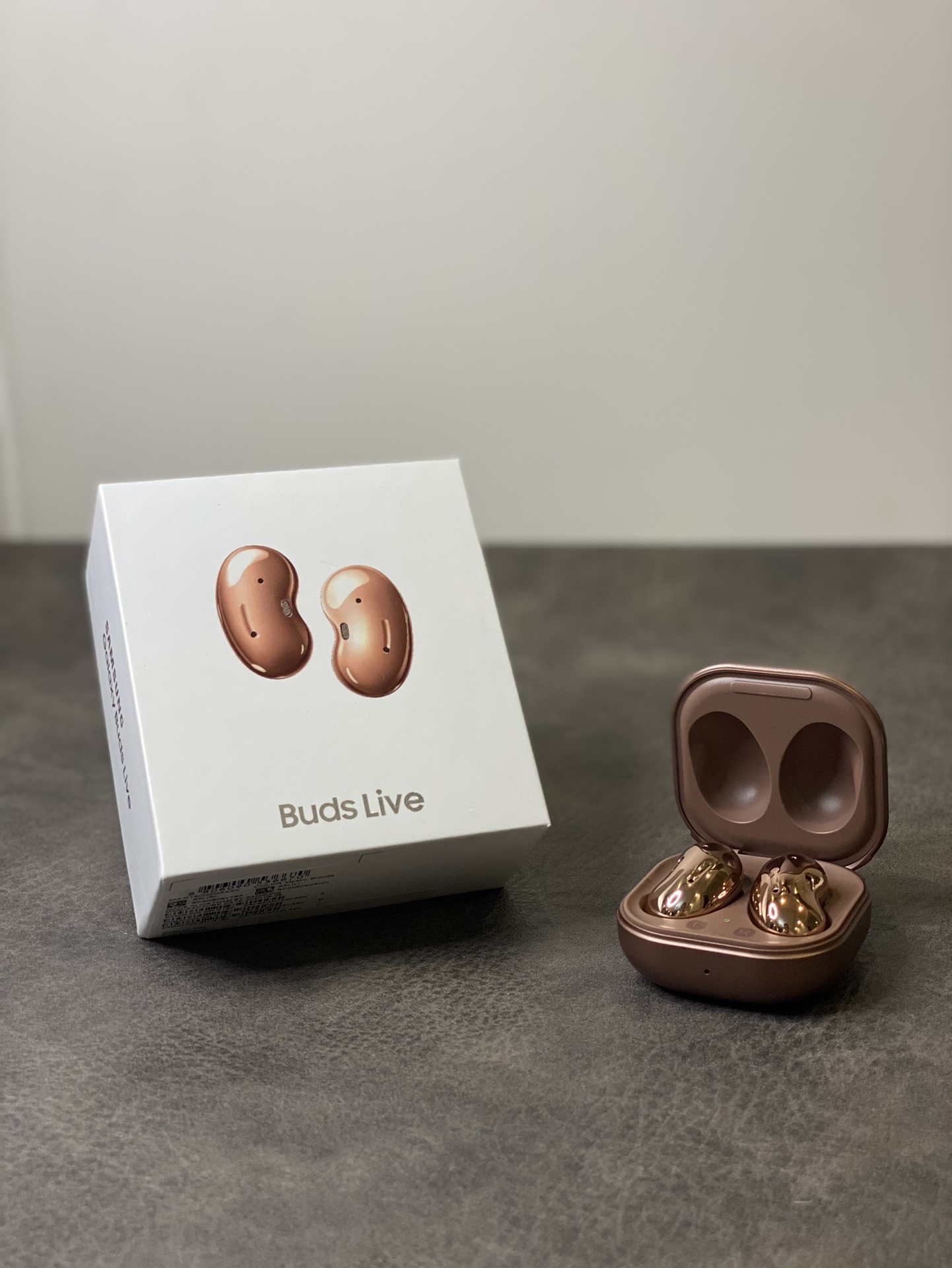 本地放💰120  利润自己加
SAMSUNG三星 Galaxy Buds Live 蓝牙耳机
AKG调教的12mm扬声器 高音低音清澈悦耳
开放式主动降噪 沉浸式live音效体验
超长续航能力 单次连续听歌可达4-5小时 
搭配充电仓充电 使用24小时无压力！
触摸切歌操作 耳机可操作暂停切换歌曲等
人体工学设计 全天佩戴耳朵也不会疲劳疼痛
原装配件赠送备用替换耳塞 数据线 说明书等！
售后退换条件 外观不磨损可以退换 保修三个月！