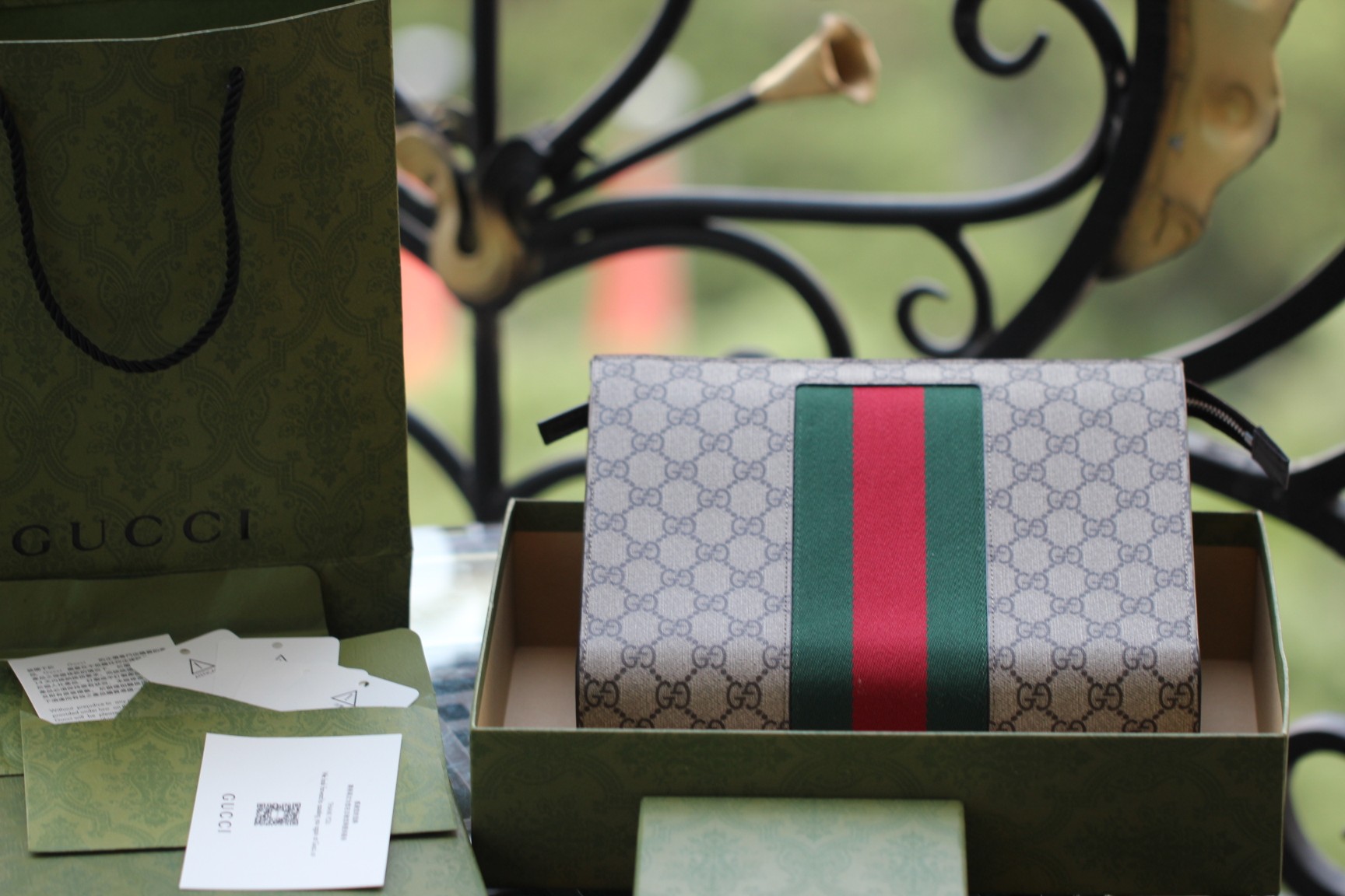 Comparison of Gucci and LV Handbags: Model 475316 Size 26*20