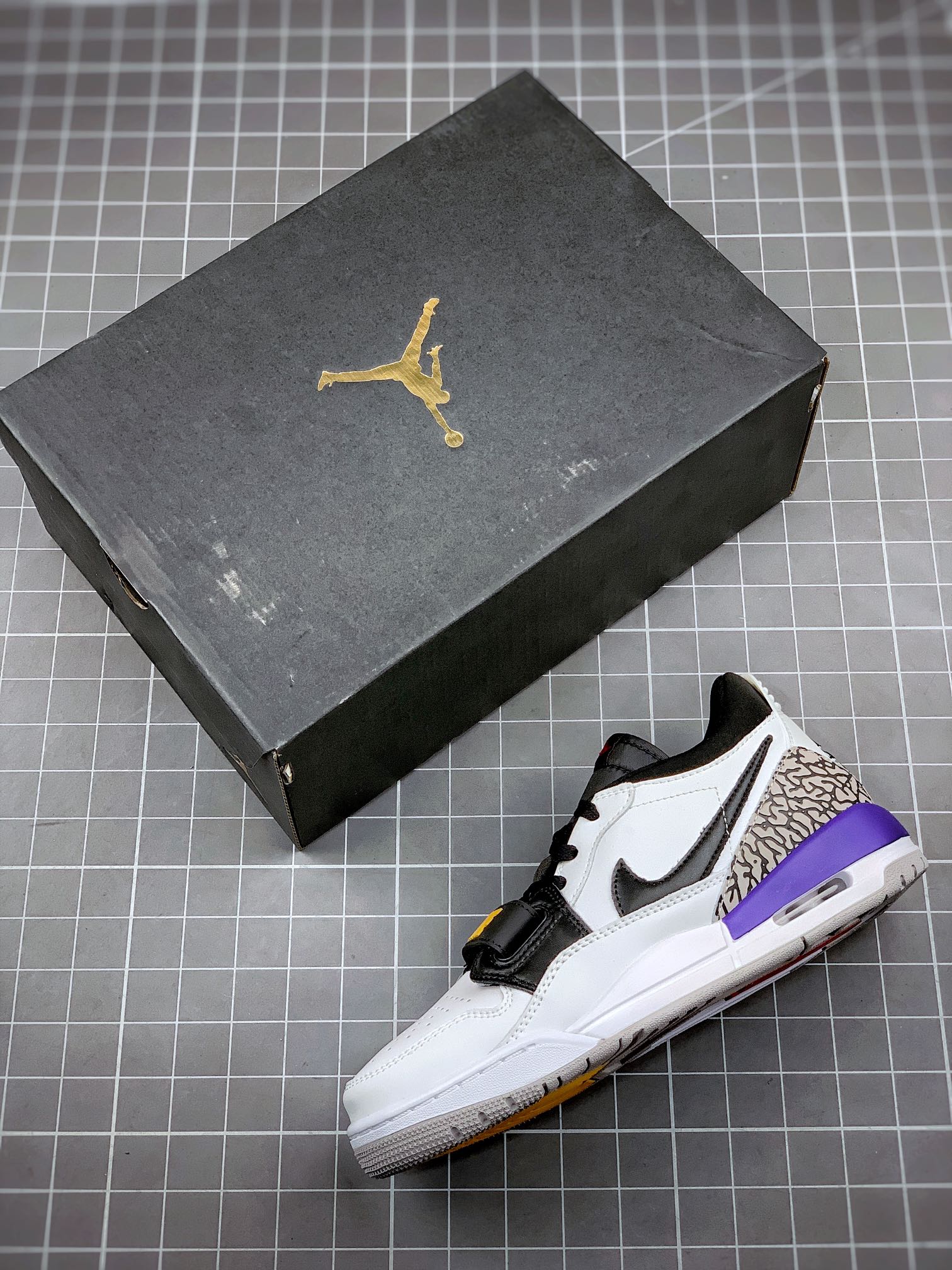 💰190真标💰260公司级💰320纯原版
Air Jordan Legacy 312 湖人紫
货号：CD7069-102
有着交错结合的设计，它的名字就展现出它所包含的鞋款元素，312 分别对应了 Air Jordan 3、Air Jordan 1 和 Air Trainer 2，将这三双经典又有不俗人气的鞋款融合，“最强三合一” 的名称由此得来
Size：36 36.5 37.5 38 38.5 39 40 40.5 41 42 42.5 43 44 44.5 45
耐克 阿迪达斯 三叶草 椰子350 v2 sb dunk 古驰脏脏鞋 麦昆 匡威1970s 万斯 vans 范斯 新百伦 乔丹 air jordan asics亚瑟士 斯凯奇 斐乐 彪马 锐步 mlb fila 鬼冢虎 莆田鞋 板鞋 樱花粉 af1 高帮 纯白 复古 满天星 解构 鞋盾 小麦色 蓝粉 马卡龙 低帮 独角兽 鸳鸯 联名 童鞋 冰淇淋 骨白冰蓝 白蓝 黑色 小白鞋 电玩像素 黑白 涂鸦 镭射 雾霾 白色 diy 1970s 夜光 大童 泼墨 中帮 黑武士 洛克公园 魔术贴 情侣 经典 四钩 奶咖色 刮刮乐 白丝绸 白银 3m 反光 白绿夜光 白橙双钩 小雏菊 权志龙 白绿橙 off white 飞线 金钩 冰块 小银钩 笑脸 缝线 剪纸 纯黑 蓝丝绸 情人节限定 白金 蓝白 354 黑曜石 熊猫 像素 冰蓝 四小勾 水晶底 寿桃 洞洞鞋 彩虹像素 灰色 air force 1 黑色 拖鞋 aj4 aj35 aj11 篮球鞋 莆田 aj3 aj6 aj13 aj7 童鞋 儿童鞋 aj312 aj36 黑白奥利奥 传奇蓝 aj32 限量版 飞人拖鞋 康扣 熊猫 北卡蓝 low 白水泥 藤原浩 aj34郭艾伦 影子灰 蒂芙尼绿 aj10 倒钩 aj9 冰雪奇缘 黑曜石 aj31 aj270 球鞋 大魔王 冰激凌 樱木花道 热熔岩 迪奥联名 胭脂红 凉鞋 aj15 满天星 水泥灰 芝加哥 鸳鸯 aj28 情侣 aj28 樱花粉 电玩像素 北卡蓝 小迪奥 粉色 樱花粉 电玩像素 烟灰 变色龙 兵马俑 大巴黎 aj16 兔八哥 马卡龙 大学蓝 aj30 黑水泥 白蛇 叶绿素 火影 白水泥 情人节限定 粉蛇 黑红 球鞋gtcut kobe球鞋 zoom kobe 500黑武士 2022r nike星空 gt球鞋 zoom跑鞋 纽巴伦990 nikecourt女鞋 zoom aj1 nb827 斐乐hike nike青花瓷 aj镭射 科6 next跑鞋 宇航员2.0 小白鞋 男鞋 运动鞋 斯凯奇 斐乐 板鞋 aj 彪马 新百伦 亚瑟士 new balance adidas 阿迪达斯 篮球鞋 空军一号 纯白 跑步鞋 vision street wear puma 女运动休闲鞋 nb 情侣鞋 球鞋 dunk 美津浓 欧文7 运动鞋女款跑步鞋 休闲男鞋 aj1 拖鞋 耐克鞋男新款 鞋子 童鞋 男款 飞马 zoom 超级飞马 跑鞋 老爹鞋 air max 儿童鞋子 男士 飞马38 m2k 日落 黑白熊猫 女款 飞马39 男款 阿甘鞋 飞马37 夏季 dunk sb 华夫鞋 凉鞋 开拓者 夏款 毛毛虫 气垫 air zoom 休闲鞋 高帮 帆布鞋 sacai 2022 vapormax 赤足 飞马36 af1 紫葡萄 树莓紫 winflo8 court女鞋 网鞋 zoom 破二 dc0774 拖鞋 superfly 子弹头 dunk黑白熊猫 blazer max270 欧文7 小童鞋 阿尔法 欧文8 登月 星空 莆田 黑武士 airmax97 贝壳头 三叶草 boost forum 椰子鞋 yeezy neo 暗夜精灵 金标 椰子 350 v2 ultraboost 清风 阿尔法 涉水鞋 ub21 ub22 forum84 ub nmd 爆米花 pro2 cut supernova x9000 椰子500 小椰子 forum low 史密斯 椰子700 樱花系列女鞋 新百伦530 327 574 5740 满天星 992 550 990 303 nb2002ra 302 元祖灰 993 990v5 nb300 ms327 580 999 nb327新百伦 新百伦878 nb300 5740奶茶色 m5740nb5740 997 608 452 nbms327 992元祖灰 996 880 低帮 倒钩 aj1 low 北卡蓝 黑曜石 倒钩藤原浩鞋 芝加哥 禁穿 小迪奥aj1 aj1大学蓝 樱花粉 烟灰 闪电倒钩 mid 影子灰 白丝绸 黑红脚趾 黑红 马卡龙 小dior 蒂芙尼绿 黑脚趾 小摩卡 蜘蛛侠 兔八哥 莆田纯原 纯白 中帮 黑粉脚趾 鸳鸯 low摩卡棕 扣碎 倒钩低帮 小闪电 凯尔特人 芝加哥ow联名 灰白 红豆奶茶 叛逆 换底 扣碎篮板 摩卡棕 迪奥联名鞋 皇家蓝 低帮女鞋倒钩白棕 泡泡糖 黑粉脚趾 北卡蓝低帮 黑绿脚趾 影子灰 蒂芙尼绿 黑脚趾 浆果粉 扣碎篮板 鸳鸯 冰淇淋 白丝绸 激光蓝 offwhite联名 黑粉脚趾 蓝 水洗丹宁 情人节 午夜蓝 凯尔特人 泡泡糖 男鞋 女鞋 夏季 儿童 拖鞋 小众鞋 篮球鞋 凉鞋 运动鞋 跑步鞋 童鞋 板鞋 日落 足球鞋 小白鞋 跑鞋 老爹鞋 zoom 超级飞马 36 37 38 sb dunk 鞋子 新款 m2k air max 薄款 赤足5.0 星空 登月 vapormax 超轻 网鞋 气垫鞋 阿甘鞋 休闲鞋 47 blazer 高帮 樱花粉 free vaporfly 情侣 子弹头 华夫鞋 欧文7 lebron18 joyride fly3 max270 杜兰特5 毛毛虫 黑武士 限量版 忍者 马拉松 winflo7 kyrie7 ep 莆田鞋 板鞋 樱花粉 af1 高帮 纯白 复古 满天星 解构 鞋盾 小麦色 蓝粉 马卡龙 低帮 独角兽 鸳鸯 联名 童鞋 冰淇淋 骨白冰蓝 白蓝 黑色 小白鞋 电玩像素 黑白 涂鸦 镭射 雾霾 白色 diy 夜光 大童 泼墨 中帮 黑武士 洛克公园 魔术贴 情侣 经典 四钩 奶咖色 刮刮乐 白丝绸 白银 3m 反光 白绿夜光 白橙双钩 小雏菊 权志龙 白绿橙 off white 飞线 金钩 冰块 小银钩 笑脸 缝线 剪纸 纯黑 蓝丝绸 情人节限定 白金 蓝白 354 黑曜石 熊猫 像素 冰蓝 四小勾 水晶底 寿桃 洞洞鞋 彩虹像素 灰色 air force 1 黑色 拖鞋 aj4 aj35 aj11 篮球鞋 莆田 aj3 aj6 aj13 aj7 童鞋 儿童鞋 aj312 aj36 黑白奥利奥 德训 aj32 限量版 飞人拖鞋 康扣 熊猫 北卡蓝 low 白水泥 藤原浩 aj34郭艾伦 影子灰 aj10 倒钩 aj9 冰雪奇缘 黑曜石 aj31 aj270 球鞋 samba gazelle
