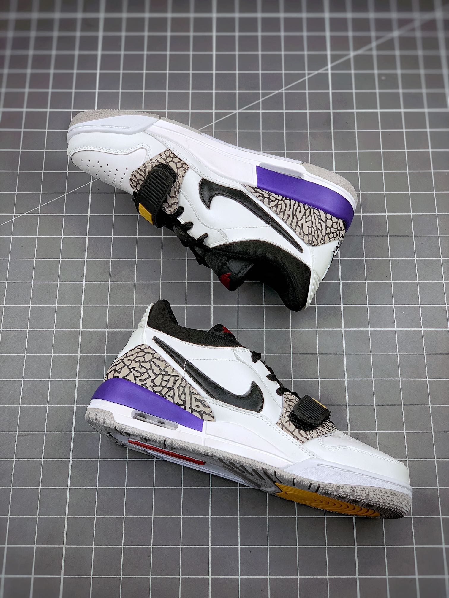 💰190真标💰260公司级💰320纯原版
Air Jordan Legacy 312 湖人紫
货号：CD7069-102
有着交错结合的设计，它的名字就展现出它所包含的鞋款元素，312 分别对应了 Air Jordan 3、Air Jordan 1 和 Air Trainer 2，将这三双经典又有不俗人气的鞋款融合，“最强三合一” 的名称由此得来
Size：36 36.5 37.5 38 38.5 39 40 40.5 41 42 42.5 43 44 44.5 45
耐克 阿迪达斯 三叶草 椰子350 v2 sb dunk 古驰脏脏鞋 麦昆 匡威1970s 万斯 vans 范斯 新百伦 乔丹 air jordan asics亚瑟士 斯凯奇 斐乐 彪马 锐步 mlb fila 鬼冢虎 莆田鞋 板鞋 樱花粉 af1 高帮 纯白 复古 满天星 解构 鞋盾 小麦色 蓝粉 马卡龙 低帮 独角兽 鸳鸯 联名 童鞋 冰淇淋 骨白冰蓝 白蓝 黑色 小白鞋 电玩像素 黑白 涂鸦 镭射 雾霾 白色 diy 1970s 夜光 大童 泼墨 中帮 黑武士 洛克公园 魔术贴 情侣 经典 四钩 奶咖色 刮刮乐 白丝绸 白银 3m 反光 白绿夜光 白橙双钩 小雏菊 权志龙 白绿橙 off white 飞线 金钩 冰块 小银钩 笑脸 缝线 剪纸 纯黑 蓝丝绸 情人节限定 白金 蓝白 354 黑曜石 熊猫 像素 冰蓝 四小勾 水晶底 寿桃 洞洞鞋 彩虹像素 灰色 air force 1 黑色 拖鞋 aj4 aj35 aj11 篮球鞋 莆田 aj3 aj6 aj13 aj7 童鞋 儿童鞋 aj312 aj36 黑白奥利奥 传奇蓝 aj32 限量版 飞人拖鞋 康扣 熊猫 北卡蓝 low 白水泥 藤原浩 aj34郭艾伦 影子灰 蒂芙尼绿 aj10 倒钩 aj9 冰雪奇缘 黑曜石 aj31 aj270 球鞋 大魔王 冰激凌 樱木花道 热熔岩 迪奥联名 胭脂红 凉鞋 aj15 满天星 水泥灰 芝加哥 鸳鸯 aj28 情侣 aj28 樱花粉 电玩像素 北卡蓝 小迪奥 粉色 樱花粉 电玩像素 烟灰 变色龙 兵马俑 大巴黎 aj16 兔八哥 马卡龙 大学蓝 aj30 黑水泥 白蛇 叶绿素 火影 白水泥 情人节限定 粉蛇 黑红 球鞋gtcut kobe球鞋 zoom kobe 500黑武士 2022r nike星空 gt球鞋 zoom跑鞋 纽巴伦990 nikecourt女鞋 zoom aj1 nb827 斐乐hike nike青花瓷 aj镭射 科6 next跑鞋 宇航员2.0 小白鞋 男鞋 运动鞋 斯凯奇 斐乐 板鞋 aj 彪马 新百伦 亚瑟士 new balance adidas 阿迪达斯 篮球鞋 空军一号 纯白 跑步鞋 vision street wear puma 女运动休闲鞋 nb 情侣鞋 球鞋 dunk 美津浓 欧文7 运动鞋女款跑步鞋 休闲男鞋 aj1 拖鞋 耐克鞋男新款 鞋子 童鞋 男款 飞马 zoom 超级飞马 跑鞋 老爹鞋 air max 儿童鞋子 男士 飞马38 m2k 日落 黑白熊猫 女款 飞马39 男款 阿甘鞋 飞马37 夏季 dunk sb 华夫鞋 凉鞋 开拓者 夏款 毛毛虫 气垫 air zoom 休闲鞋 高帮 帆布鞋 sacai 2022 vapormax 赤足 飞马36 af1 紫葡萄 树莓紫 winflo8 court女鞋 网鞋 zoom 破二 dc0774 拖鞋 superfly 子弹头 dunk黑白熊猫 blazer max270 欧文7 小童鞋 阿尔法 欧文8 登月 星空 莆田 黑武士 airmax97 贝壳头 三叶草 boost forum 椰子鞋 yeezy neo 暗夜精灵 金标 椰子 350 v2 ultraboost 清风 阿尔法 涉水鞋 ub21 ub22 forum84 ub nmd 爆米花 pro2 cut supernova x9000 椰子500 小椰子 forum low 史密斯 椰子700 樱花系列女鞋 新百伦530 327 574 5740 满天星 992 550 990 303 nb2002ra 302 元祖灰 993 990v5 nb300 ms327 580 999 nb327新百伦 新百伦878 nb300 5740奶茶色 m5740nb5740 997 608 452 nbms327 992元祖灰 996 880 低帮 倒钩 aj1 low 北卡蓝 黑曜石 倒钩藤原浩鞋 芝加哥 禁穿 小迪奥aj1 aj1大学蓝 樱花粉 烟灰 闪电倒钩 mid 影子灰 白丝绸 黑红脚趾 黑红 马卡龙 小dior 蒂芙尼绿 黑脚趾 小摩卡 蜘蛛侠 兔八哥 莆田纯原 纯白 中帮 黑粉脚趾 鸳鸯 low摩卡棕 扣碎 倒钩低帮 小闪电 凯尔特人 芝加哥ow联名 灰白 红豆奶茶 叛逆 换底 扣碎篮板 摩卡棕 迪奥联名鞋 皇家蓝 低帮女鞋倒钩白棕 泡泡糖 黑粉脚趾 北卡蓝低帮 黑绿脚趾 影子灰 蒂芙尼绿 黑脚趾 浆果粉 扣碎篮板 鸳鸯 冰淇淋 白丝绸 激光蓝 offwhite联名 黑粉脚趾 蓝 水洗丹宁 情人节 午夜蓝 凯尔特人 泡泡糖 男鞋 女鞋 夏季 儿童 拖鞋 小众鞋 篮球鞋 凉鞋 运动鞋 跑步鞋 童鞋 板鞋 日落 足球鞋 小白鞋 跑鞋 老爹鞋 zoom 超级飞马 36 37 38 sb dunk 鞋子 新款 m2k air max 薄款 赤足5.0 星空 登月 vapormax 超轻 网鞋 气垫鞋 阿甘鞋 休闲鞋 47 blazer 高帮 樱花粉 free vaporfly 情侣 子弹头 华夫鞋 欧文7 lebron18 joyride fly3 max270 杜兰特5 毛毛虫 黑武士 限量版 忍者 马拉松 winflo7 kyrie7 ep 莆田鞋 板鞋 樱花粉 af1 高帮 纯白 复古 满天星 解构 鞋盾 小麦色 蓝粉 马卡龙 低帮 独角兽 鸳鸯 联名 童鞋 冰淇淋 骨白冰蓝 白蓝 黑色 小白鞋 电玩像素 黑白 涂鸦 镭射 雾霾 白色 diy 夜光 大童 泼墨 中帮 黑武士 洛克公园 魔术贴 情侣 经典 四钩 奶咖色 刮刮乐 白丝绸 白银 3m 反光 白绿夜光 白橙双钩 小雏菊 权志龙 白绿橙 off white 飞线 金钩 冰块 小银钩 笑脸 缝线 剪纸 纯黑 蓝丝绸 情人节限定 白金 蓝白 354 黑曜石 熊猫 像素 冰蓝 四小勾 水晶底 寿桃 洞洞鞋 彩虹像素 灰色 air force 1 黑色 拖鞋 aj4 aj35 aj11 篮球鞋 莆田 aj3 aj6 aj13 aj7 童鞋 儿童鞋 aj312 aj36 黑白奥利奥 德训 aj32 限量版 飞人拖鞋 康扣 熊猫 北卡蓝 low 白水泥 藤原浩 aj34郭艾伦 影子灰 aj10 倒钩 aj9 冰雪奇缘 黑曜石 aj31 aj270 球鞋 samba gazelle