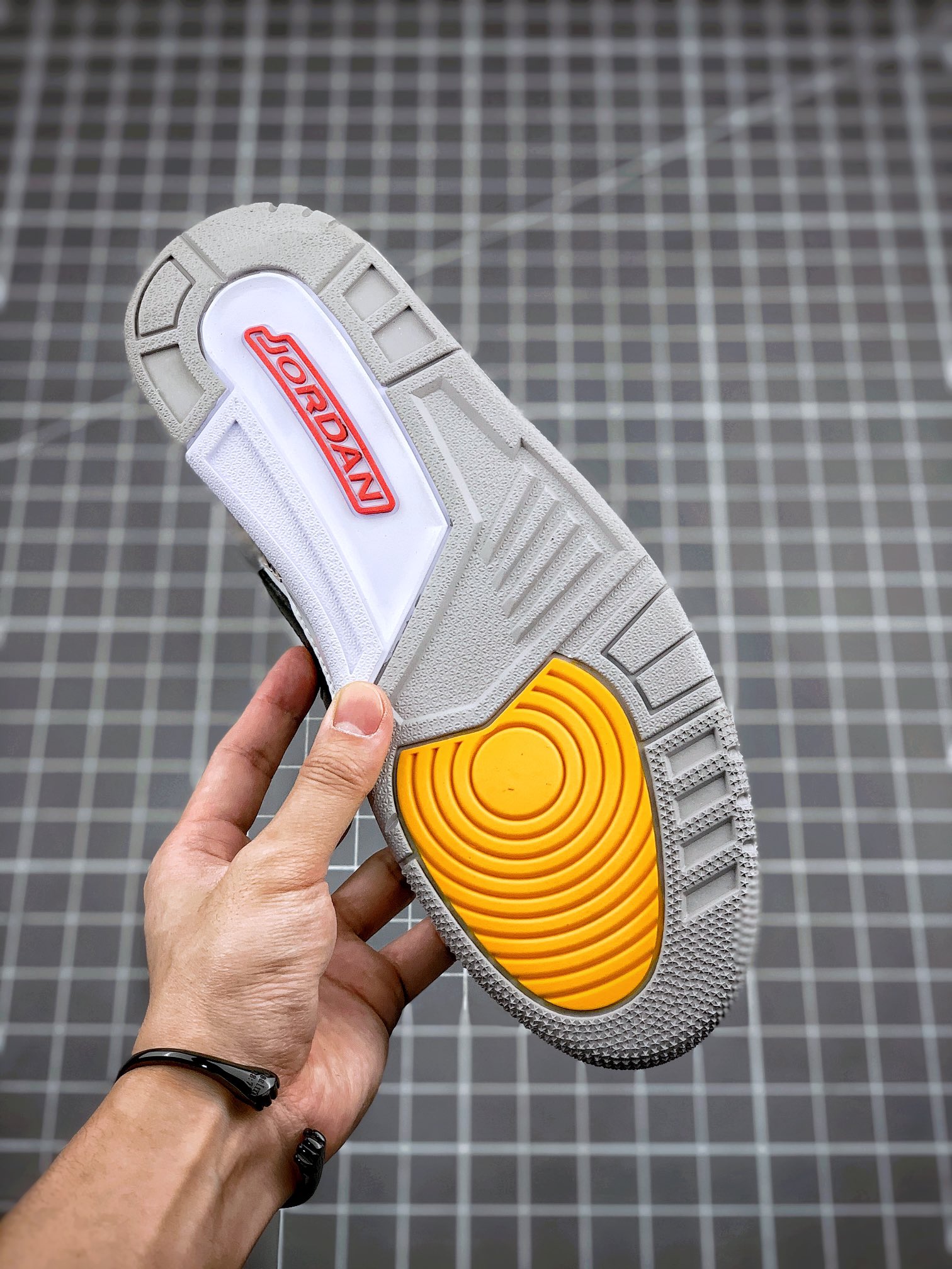 💰190真标💰260公司级💰320纯原版
Air Jordan Legacy 312 湖人紫
货号：CD7069-102
有着交错结合的设计，它的名字就展现出它所包含的鞋款元素，312 分别对应了 Air Jordan 3、Air Jordan 1 和 Air Trainer 2，将这三双经典又有不俗人气的鞋款融合，“最强三合一” 的名称由此得来
Size：36 36.5 37.5 38 38.5 39 40 40.5 41 42 42.5 43 44 44.5 45
耐克 阿迪达斯 三叶草 椰子350 v2 sb dunk 古驰脏脏鞋 麦昆 匡威1970s 万斯 vans 范斯 新百伦 乔丹 air jordan asics亚瑟士 斯凯奇 斐乐 彪马 锐步 mlb fila 鬼冢虎 莆田鞋 板鞋 樱花粉 af1 高帮 纯白 复古 满天星 解构 鞋盾 小麦色 蓝粉 马卡龙 低帮 独角兽 鸳鸯 联名 童鞋 冰淇淋 骨白冰蓝 白蓝 黑色 小白鞋 电玩像素 黑白 涂鸦 镭射 雾霾 白色 diy 1970s 夜光 大童 泼墨 中帮 黑武士 洛克公园 魔术贴 情侣 经典 四钩 奶咖色 刮刮乐 白丝绸 白银 3m 反光 白绿夜光 白橙双钩 小雏菊 权志龙 白绿橙 off white 飞线 金钩 冰块 小银钩 笑脸 缝线 剪纸 纯黑 蓝丝绸 情人节限定 白金 蓝白 354 黑曜石 熊猫 像素 冰蓝 四小勾 水晶底 寿桃 洞洞鞋 彩虹像素 灰色 air force 1 黑色 拖鞋 aj4 aj35 aj11 篮球鞋 莆田 aj3 aj6 aj13 aj7 童鞋 儿童鞋 aj312 aj36 黑白奥利奥 传奇蓝 aj32 限量版 飞人拖鞋 康扣 熊猫 北卡蓝 low 白水泥 藤原浩 aj34郭艾伦 影子灰 蒂芙尼绿 aj10 倒钩 aj9 冰雪奇缘 黑曜石 aj31 aj270 球鞋 大魔王 冰激凌 樱木花道 热熔岩 迪奥联名 胭脂红 凉鞋 aj15 满天星 水泥灰 芝加哥 鸳鸯 aj28 情侣 aj28 樱花粉 电玩像素 北卡蓝 小迪奥 粉色 樱花粉 电玩像素 烟灰 变色龙 兵马俑 大巴黎 aj16 兔八哥 马卡龙 大学蓝 aj30 黑水泥 白蛇 叶绿素 火影 白水泥 情人节限定 粉蛇 黑红 球鞋gtcut kobe球鞋 zoom kobe 500黑武士 2022r nike星空 gt球鞋 zoom跑鞋 纽巴伦990 nikecourt女鞋 zoom aj1 nb827 斐乐hike nike青花瓷 aj镭射 科6 next跑鞋 宇航员2.0 小白鞋 男鞋 运动鞋 斯凯奇 斐乐 板鞋 aj 彪马 新百伦 亚瑟士 new balance adidas 阿迪达斯 篮球鞋 空军一号 纯白 跑步鞋 vision street wear puma 女运动休闲鞋 nb 情侣鞋 球鞋 dunk 美津浓 欧文7 运动鞋女款跑步鞋 休闲男鞋 aj1 拖鞋 耐克鞋男新款 鞋子 童鞋 男款 飞马 zoom 超级飞马 跑鞋 老爹鞋 air max 儿童鞋子 男士 飞马38 m2k 日落 黑白熊猫 女款 飞马39 男款 阿甘鞋 飞马37 夏季 dunk sb 华夫鞋 凉鞋 开拓者 夏款 毛毛虫 气垫 air zoom 休闲鞋 高帮 帆布鞋 sacai 2022 vapormax 赤足 飞马36 af1 紫葡萄 树莓紫 winflo8 court女鞋 网鞋 zoom 破二 dc0774 拖鞋 superfly 子弹头 dunk黑白熊猫 blazer max270 欧文7 小童鞋 阿尔法 欧文8 登月 星空 莆田 黑武士 airmax97 贝壳头 三叶草 boost forum 椰子鞋 yeezy neo 暗夜精灵 金标 椰子 350 v2 ultraboost 清风 阿尔法 涉水鞋 ub21 ub22 forum84 ub nmd 爆米花 pro2 cut supernova x9000 椰子500 小椰子 forum low 史密斯 椰子700 樱花系列女鞋 新百伦530 327 574 5740 满天星 992 550 990 303 nb2002ra 302 元祖灰 993 990v5 nb300 ms327 580 999 nb327新百伦 新百伦878 nb300 5740奶茶色 m5740nb5740 997 608 452 nbms327 992元祖灰 996 880 低帮 倒钩 aj1 low 北卡蓝 黑曜石 倒钩藤原浩鞋 芝加哥 禁穿 小迪奥aj1 aj1大学蓝 樱花粉 烟灰 闪电倒钩 mid 影子灰 白丝绸 黑红脚趾 黑红 马卡龙 小dior 蒂芙尼绿 黑脚趾 小摩卡 蜘蛛侠 兔八哥 莆田纯原 纯白 中帮 黑粉脚趾 鸳鸯 low摩卡棕 扣碎 倒钩低帮 小闪电 凯尔特人 芝加哥ow联名 灰白 红豆奶茶 叛逆 换底 扣碎篮板 摩卡棕 迪奥联名鞋 皇家蓝 低帮女鞋倒钩白棕 泡泡糖 黑粉脚趾 北卡蓝低帮 黑绿脚趾 影子灰 蒂芙尼绿 黑脚趾 浆果粉 扣碎篮板 鸳鸯 冰淇淋 白丝绸 激光蓝 offwhite联名 黑粉脚趾 蓝 水洗丹宁 情人节 午夜蓝 凯尔特人 泡泡糖 男鞋 女鞋 夏季 儿童 拖鞋 小众鞋 篮球鞋 凉鞋 运动鞋 跑步鞋 童鞋 板鞋 日落 足球鞋 小白鞋 跑鞋 老爹鞋 zoom 超级飞马 36 37 38 sb dunk 鞋子 新款 m2k air max 薄款 赤足5.0 星空 登月 vapormax 超轻 网鞋 气垫鞋 阿甘鞋 休闲鞋 47 blazer 高帮 樱花粉 free vaporfly 情侣 子弹头 华夫鞋 欧文7 lebron18 joyride fly3 max270 杜兰特5 毛毛虫 黑武士 限量版 忍者 马拉松 winflo7 kyrie7 ep 莆田鞋 板鞋 樱花粉 af1 高帮 纯白 复古 满天星 解构 鞋盾 小麦色 蓝粉 马卡龙 低帮 独角兽 鸳鸯 联名 童鞋 冰淇淋 骨白冰蓝 白蓝 黑色 小白鞋 电玩像素 黑白 涂鸦 镭射 雾霾 白色 diy 夜光 大童 泼墨 中帮 黑武士 洛克公园 魔术贴 情侣 经典 四钩 奶咖色 刮刮乐 白丝绸 白银 3m 反光 白绿夜光 白橙双钩 小雏菊 权志龙 白绿橙 off white 飞线 金钩 冰块 小银钩 笑脸 缝线 剪纸 纯黑 蓝丝绸 情人节限定 白金 蓝白 354 黑曜石 熊猫 像素 冰蓝 四小勾 水晶底 寿桃 洞洞鞋 彩虹像素 灰色 air force 1 黑色 拖鞋 aj4 aj35 aj11 篮球鞋 莆田 aj3 aj6 aj13 aj7 童鞋 儿童鞋 aj312 aj36 黑白奥利奥 德训 aj32 限量版 飞人拖鞋 康扣 熊猫 北卡蓝 low 白水泥 藤原浩 aj34郭艾伦 影子灰 aj10 倒钩 aj9 冰雪奇缘 黑曜石 aj31 aj270 球鞋 samba gazelle