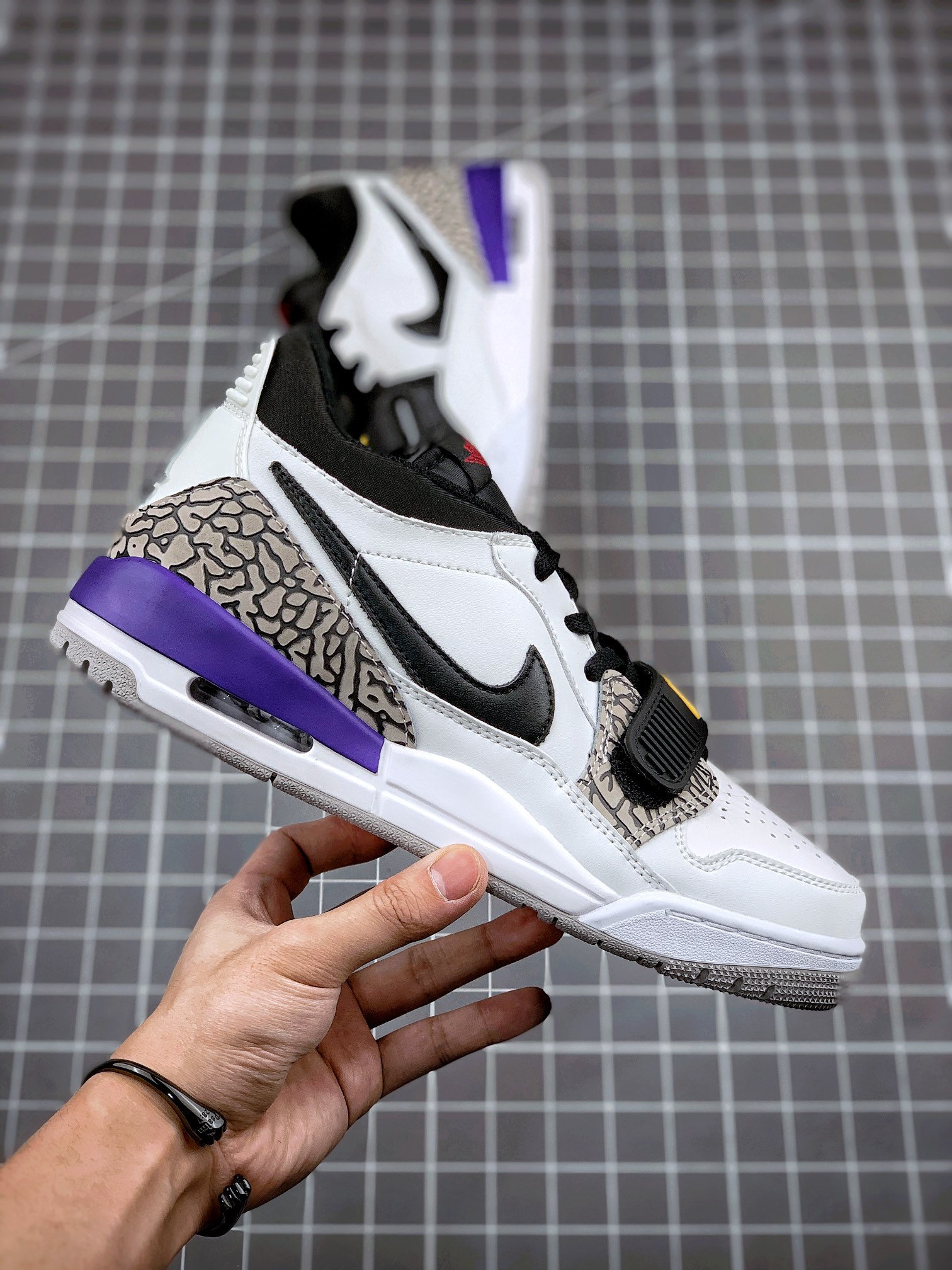 💰190真标💰260公司级💰320纯原版
Air Jordan Legacy 312 湖人紫
货号：CD7069-102
有着交错结合的设计，它的名字就展现出它所包含的鞋款元素，312 分别对应了 Air Jordan 3、Air Jordan 1 和 Air Trainer 2，将这三双经典又有不俗人气的鞋款融合，“最强三合一” 的名称由此得来
Size：36 36.5 37.5 38 38.5 39 40 40.5 41 42 42.5 43 44 44.5 45
耐克 阿迪达斯 三叶草 椰子350 v2 sb dunk 古驰脏脏鞋 麦昆 匡威1970s 万斯 vans 范斯 新百伦 乔丹 air jordan asics亚瑟士 斯凯奇 斐乐 彪马 锐步 mlb fila 鬼冢虎 莆田鞋 板鞋 樱花粉 af1 高帮 纯白 复古 满天星 解构 鞋盾 小麦色 蓝粉 马卡龙 低帮 独角兽 鸳鸯 联名 童鞋 冰淇淋 骨白冰蓝 白蓝 黑色 小白鞋 电玩像素 黑白 涂鸦 镭射 雾霾 白色 diy 1970s 夜光 大童 泼墨 中帮 黑武士 洛克公园 魔术贴 情侣 经典 四钩 奶咖色 刮刮乐 白丝绸 白银 3m 反光 白绿夜光 白橙双钩 小雏菊 权志龙 白绿橙 off white 飞线 金钩 冰块 小银钩 笑脸 缝线 剪纸 纯黑 蓝丝绸 情人节限定 白金 蓝白 354 黑曜石 熊猫 像素 冰蓝 四小勾 水晶底 寿桃 洞洞鞋 彩虹像素 灰色 air force 1 黑色 拖鞋 aj4 aj35 aj11 篮球鞋 莆田 aj3 aj6 aj13 aj7 童鞋 儿童鞋 aj312 aj36 黑白奥利奥 传奇蓝 aj32 限量版 飞人拖鞋 康扣 熊猫 北卡蓝 low 白水泥 藤原浩 aj34郭艾伦 影子灰 蒂芙尼绿 aj10 倒钩 aj9 冰雪奇缘 黑曜石 aj31 aj270 球鞋 大魔王 冰激凌 樱木花道 热熔岩 迪奥联名 胭脂红 凉鞋 aj15 满天星 水泥灰 芝加哥 鸳鸯 aj28 情侣 aj28 樱花粉 电玩像素 北卡蓝 小迪奥 粉色 樱花粉 电玩像素 烟灰 变色龙 兵马俑 大巴黎 aj16 兔八哥 马卡龙 大学蓝 aj30 黑水泥 白蛇 叶绿素 火影 白水泥 情人节限定 粉蛇 黑红 球鞋gtcut kobe球鞋 zoom kobe 500黑武士 2022r nike星空 gt球鞋 zoom跑鞋 纽巴伦990 nikecourt女鞋 zoom aj1 nb827 斐乐hike nike青花瓷 aj镭射 科6 next跑鞋 宇航员2.0 小白鞋 男鞋 运动鞋 斯凯奇 斐乐 板鞋 aj 彪马 新百伦 亚瑟士 new balance adidas 阿迪达斯 篮球鞋 空军一号 纯白 跑步鞋 vision street wear puma 女运动休闲鞋 nb 情侣鞋 球鞋 dunk 美津浓 欧文7 运动鞋女款跑步鞋 休闲男鞋 aj1 拖鞋 耐克鞋男新款 鞋子 童鞋 男款 飞马 zoom 超级飞马 跑鞋 老爹鞋 air max 儿童鞋子 男士 飞马38 m2k 日落 黑白熊猫 女款 飞马39 男款 阿甘鞋 飞马37 夏季 dunk sb 华夫鞋 凉鞋 开拓者 夏款 毛毛虫 气垫 air zoom 休闲鞋 高帮 帆布鞋 sacai 2022 vapormax 赤足 飞马36 af1 紫葡萄 树莓紫 winflo8 court女鞋 网鞋 zoom 破二 dc0774 拖鞋 superfly 子弹头 dunk黑白熊猫 blazer max270 欧文7 小童鞋 阿尔法 欧文8 登月 星空 莆田 黑武士 airmax97 贝壳头 三叶草 boost forum 椰子鞋 yeezy neo 暗夜精灵 金标 椰子 350 v2 ultraboost 清风 阿尔法 涉水鞋 ub21 ub22 forum84 ub nmd 爆米花 pro2 cut supernova x9000 椰子500 小椰子 forum low 史密斯 椰子700 樱花系列女鞋 新百伦530 327 574 5740 满天星 992 550 990 303 nb2002ra 302 元祖灰 993 990v5 nb300 ms327 580 999 nb327新百伦 新百伦878 nb300 5740奶茶色 m5740nb5740 997 608 452 nbms327 992元祖灰 996 880 低帮 倒钩 aj1 low 北卡蓝 黑曜石 倒钩藤原浩鞋 芝加哥 禁穿 小迪奥aj1 aj1大学蓝 樱花粉 烟灰 闪电倒钩 mid 影子灰 白丝绸 黑红脚趾 黑红 马卡龙 小dior 蒂芙尼绿 黑脚趾 小摩卡 蜘蛛侠 兔八哥 莆田纯原 纯白 中帮 黑粉脚趾 鸳鸯 low摩卡棕 扣碎 倒钩低帮 小闪电 凯尔特人 芝加哥ow联名 灰白 红豆奶茶 叛逆 换底 扣碎篮板 摩卡棕 迪奥联名鞋 皇家蓝 低帮女鞋倒钩白棕 泡泡糖 黑粉脚趾 北卡蓝低帮 黑绿脚趾 影子灰 蒂芙尼绿 黑脚趾 浆果粉 扣碎篮板 鸳鸯 冰淇淋 白丝绸 激光蓝 offwhite联名 黑粉脚趾 蓝 水洗丹宁 情人节 午夜蓝 凯尔特人 泡泡糖 男鞋 女鞋 夏季 儿童 拖鞋 小众鞋 篮球鞋 凉鞋 运动鞋 跑步鞋 童鞋 板鞋 日落 足球鞋 小白鞋 跑鞋 老爹鞋 zoom 超级飞马 36 37 38 sb dunk 鞋子 新款 m2k air max 薄款 赤足5.0 星空 登月 vapormax 超轻 网鞋 气垫鞋 阿甘鞋 休闲鞋 47 blazer 高帮 樱花粉 free vaporfly 情侣 子弹头 华夫鞋 欧文7 lebron18 joyride fly3 max270 杜兰特5 毛毛虫 黑武士 限量版 忍者 马拉松 winflo7 kyrie7 ep 莆田鞋 板鞋 樱花粉 af1 高帮 纯白 复古 满天星 解构 鞋盾 小麦色 蓝粉 马卡龙 低帮 独角兽 鸳鸯 联名 童鞋 冰淇淋 骨白冰蓝 白蓝 黑色 小白鞋 电玩像素 黑白 涂鸦 镭射 雾霾 白色 diy 夜光 大童 泼墨 中帮 黑武士 洛克公园 魔术贴 情侣 经典 四钩 奶咖色 刮刮乐 白丝绸 白银 3m 反光 白绿夜光 白橙双钩 小雏菊 权志龙 白绿橙 off white 飞线 金钩 冰块 小银钩 笑脸 缝线 剪纸 纯黑 蓝丝绸 情人节限定 白金 蓝白 354 黑曜石 熊猫 像素 冰蓝 四小勾 水晶底 寿桃 洞洞鞋 彩虹像素 灰色 air force 1 黑色 拖鞋 aj4 aj35 aj11 篮球鞋 莆田 aj3 aj6 aj13 aj7 童鞋 儿童鞋 aj312 aj36 黑白奥利奥 德训 aj32 限量版 飞人拖鞋 康扣 熊猫 北卡蓝 low 白水泥 藤原浩 aj34郭艾伦 影子灰 aj10 倒钩 aj9 冰雪奇缘 黑曜石 aj31 aj270 球鞋 samba gazelle