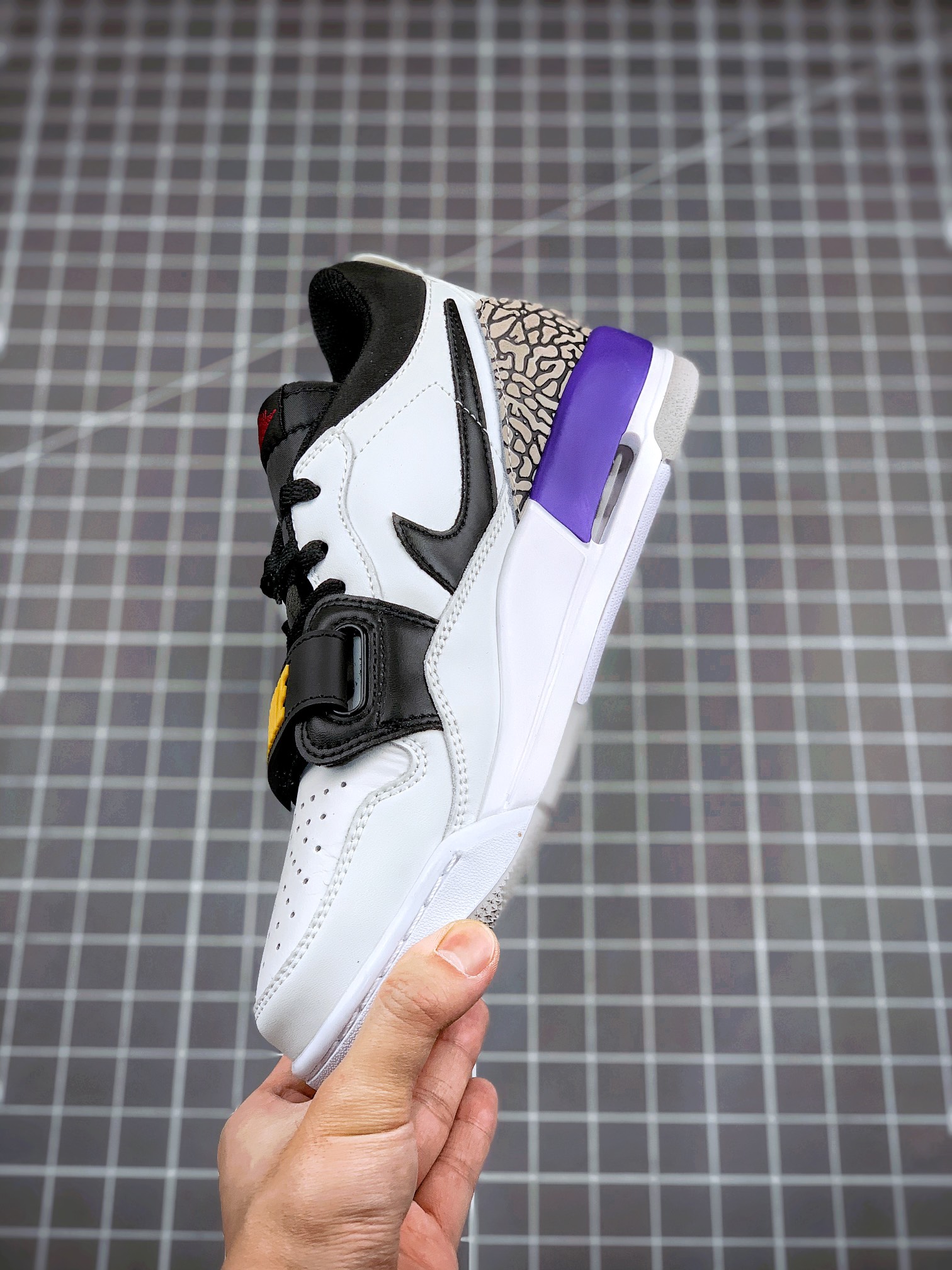 💰190真标💰260公司级💰320纯原版
Air Jordan Legacy 312 湖人紫
货号：CD7069-102
有着交错结合的设计，它的名字就展现出它所包含的鞋款元素，312 分别对应了 Air Jordan 3、Air Jordan 1 和 Air Trainer 2，将这三双经典又有不俗人气的鞋款融合，“最强三合一” 的名称由此得来
Size：36 36.5 37.5 38 38.5 39 40 40.5 41 42 42.5 43 44 44.5 45
耐克 阿迪达斯 三叶草 椰子350 v2 sb dunk 古驰脏脏鞋 麦昆 匡威1970s 万斯 vans 范斯 新百伦 乔丹 air jordan asics亚瑟士 斯凯奇 斐乐 彪马 锐步 mlb fila 鬼冢虎 莆田鞋 板鞋 樱花粉 af1 高帮 纯白 复古 满天星 解构 鞋盾 小麦色 蓝粉 马卡龙 低帮 独角兽 鸳鸯 联名 童鞋 冰淇淋 骨白冰蓝 白蓝 黑色 小白鞋 电玩像素 黑白 涂鸦 镭射 雾霾 白色 diy 1970s 夜光 大童 泼墨 中帮 黑武士 洛克公园 魔术贴 情侣 经典 四钩 奶咖色 刮刮乐 白丝绸 白银 3m 反光 白绿夜光 白橙双钩 小雏菊 权志龙 白绿橙 off white 飞线 金钩 冰块 小银钩 笑脸 缝线 剪纸 纯黑 蓝丝绸 情人节限定 白金 蓝白 354 黑曜石 熊猫 像素 冰蓝 四小勾 水晶底 寿桃 洞洞鞋 彩虹像素 灰色 air force 1 黑色 拖鞋 aj4 aj35 aj11 篮球鞋 莆田 aj3 aj6 aj13 aj7 童鞋 儿童鞋 aj312 aj36 黑白奥利奥 传奇蓝 aj32 限量版 飞人拖鞋 康扣 熊猫 北卡蓝 low 白水泥 藤原浩 aj34郭艾伦 影子灰 蒂芙尼绿 aj10 倒钩 aj9 冰雪奇缘 黑曜石 aj31 aj270 球鞋 大魔王 冰激凌 樱木花道 热熔岩 迪奥联名 胭脂红 凉鞋 aj15 满天星 水泥灰 芝加哥 鸳鸯 aj28 情侣 aj28 樱花粉 电玩像素 北卡蓝 小迪奥 粉色 樱花粉 电玩像素 烟灰 变色龙 兵马俑 大巴黎 aj16 兔八哥 马卡龙 大学蓝 aj30 黑水泥 白蛇 叶绿素 火影 白水泥 情人节限定 粉蛇 黑红 球鞋gtcut kobe球鞋 zoom kobe 500黑武士 2022r nike星空 gt球鞋 zoom跑鞋 纽巴伦990 nikecourt女鞋 zoom aj1 nb827 斐乐hike nike青花瓷 aj镭射 科6 next跑鞋 宇航员2.0 小白鞋 男鞋 运动鞋 斯凯奇 斐乐 板鞋 aj 彪马 新百伦 亚瑟士 new balance adidas 阿迪达斯 篮球鞋 空军一号 纯白 跑步鞋 vision street wear puma 女运动休闲鞋 nb 情侣鞋 球鞋 dunk 美津浓 欧文7 运动鞋女款跑步鞋 休闲男鞋 aj1 拖鞋 耐克鞋男新款 鞋子 童鞋 男款 飞马 zoom 超级飞马 跑鞋 老爹鞋 air max 儿童鞋子 男士 飞马38 m2k 日落 黑白熊猫 女款 飞马39 男款 阿甘鞋 飞马37 夏季 dunk sb 华夫鞋 凉鞋 开拓者 夏款 毛毛虫 气垫 air zoom 休闲鞋 高帮 帆布鞋 sacai 2022 vapormax 赤足 飞马36 af1 紫葡萄 树莓紫 winflo8 court女鞋 网鞋 zoom 破二 dc0774 拖鞋 superfly 子弹头 dunk黑白熊猫 blazer max270 欧文7 小童鞋 阿尔法 欧文8 登月 星空 莆田 黑武士 airmax97 贝壳头 三叶草 boost forum 椰子鞋 yeezy neo 暗夜精灵 金标 椰子 350 v2 ultraboost 清风 阿尔法 涉水鞋 ub21 ub22 forum84 ub nmd 爆米花 pro2 cut supernova x9000 椰子500 小椰子 forum low 史密斯 椰子700 樱花系列女鞋 新百伦530 327 574 5740 满天星 992 550 990 303 nb2002ra 302 元祖灰 993 990v5 nb300 ms327 580 999 nb327新百伦 新百伦878 nb300 5740奶茶色 m5740nb5740 997 608 452 nbms327 992元祖灰 996 880 低帮 倒钩 aj1 low 北卡蓝 黑曜石 倒钩藤原浩鞋 芝加哥 禁穿 小迪奥aj1 aj1大学蓝 樱花粉 烟灰 闪电倒钩 mid 影子灰 白丝绸 黑红脚趾 黑红 马卡龙 小dior 蒂芙尼绿 黑脚趾 小摩卡 蜘蛛侠 兔八哥 莆田纯原 纯白 中帮 黑粉脚趾 鸳鸯 low摩卡棕 扣碎 倒钩低帮 小闪电 凯尔特人 芝加哥ow联名 灰白 红豆奶茶 叛逆 换底 扣碎篮板 摩卡棕 迪奥联名鞋 皇家蓝 低帮女鞋倒钩白棕 泡泡糖 黑粉脚趾 北卡蓝低帮 黑绿脚趾 影子灰 蒂芙尼绿 黑脚趾 浆果粉 扣碎篮板 鸳鸯 冰淇淋 白丝绸 激光蓝 offwhite联名 黑粉脚趾 蓝 水洗丹宁 情人节 午夜蓝 凯尔特人 泡泡糖 男鞋 女鞋 夏季 儿童 拖鞋 小众鞋 篮球鞋 凉鞋 运动鞋 跑步鞋 童鞋 板鞋 日落 足球鞋 小白鞋 跑鞋 老爹鞋 zoom 超级飞马 36 37 38 sb dunk 鞋子 新款 m2k air max 薄款 赤足5.0 星空 登月 vapormax 超轻 网鞋 气垫鞋 阿甘鞋 休闲鞋 47 blazer 高帮 樱花粉 free vaporfly 情侣 子弹头 华夫鞋 欧文7 lebron18 joyride fly3 max270 杜兰特5 毛毛虫 黑武士 限量版 忍者 马拉松 winflo7 kyrie7 ep 莆田鞋 板鞋 樱花粉 af1 高帮 纯白 复古 满天星 解构 鞋盾 小麦色 蓝粉 马卡龙 低帮 独角兽 鸳鸯 联名 童鞋 冰淇淋 骨白冰蓝 白蓝 黑色 小白鞋 电玩像素 黑白 涂鸦 镭射 雾霾 白色 diy 夜光 大童 泼墨 中帮 黑武士 洛克公园 魔术贴 情侣 经典 四钩 奶咖色 刮刮乐 白丝绸 白银 3m 反光 白绿夜光 白橙双钩 小雏菊 权志龙 白绿橙 off white 飞线 金钩 冰块 小银钩 笑脸 缝线 剪纸 纯黑 蓝丝绸 情人节限定 白金 蓝白 354 黑曜石 熊猫 像素 冰蓝 四小勾 水晶底 寿桃 洞洞鞋 彩虹像素 灰色 air force 1 黑色 拖鞋 aj4 aj35 aj11 篮球鞋 莆田 aj3 aj6 aj13 aj7 童鞋 儿童鞋 aj312 aj36 黑白奥利奥 德训 aj32 限量版 飞人拖鞋 康扣 熊猫 北卡蓝 low 白水泥 藤原浩 aj34郭艾伦 影子灰 aj10 倒钩 aj9 冰雪奇缘 黑曜石 aj31 aj270 球鞋 samba gazelle