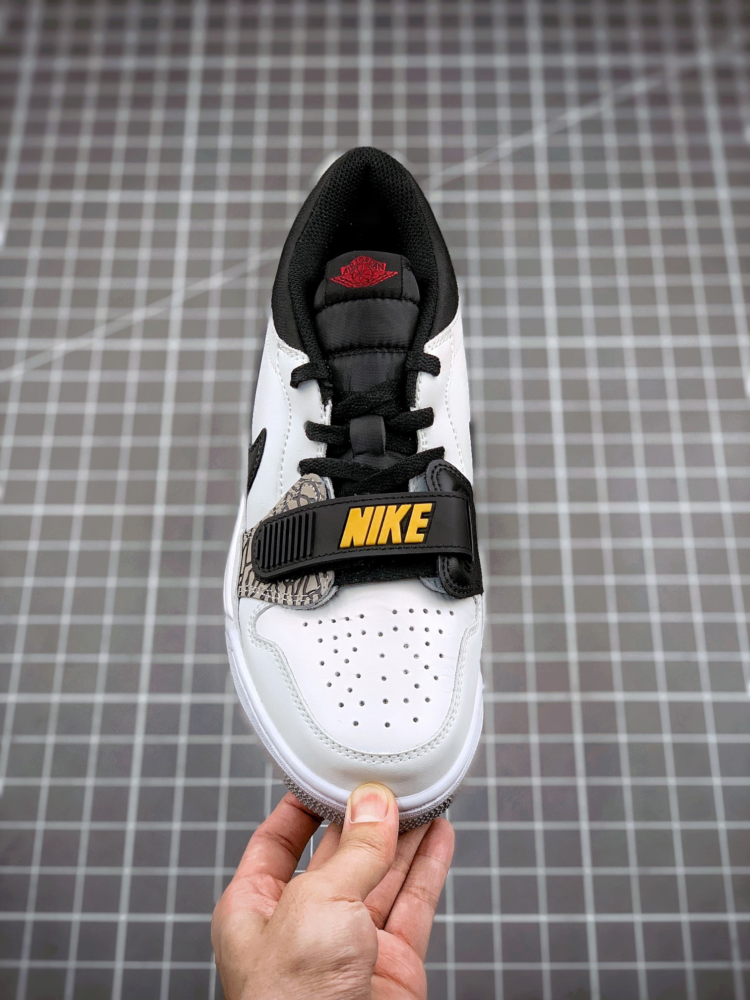 💰190真标💰260公司级💰320纯原版
Air Jordan Legacy 312 湖人紫
货号：CD7069-102
有着交错结合的设计，它的名字就展现出它所包含的鞋款元素，312 分别对应了 Air Jordan 3、Air Jordan 1 和 Air Trainer 2，将这三双经典又有不俗人气的鞋款融合，“最强三合一” 的名称由此得来
Size：36 36.5 37.5 38 38.5 39 40 40.5 41 42 42.5 43 44 44.5 45
耐克 阿迪达斯 三叶草 椰子350 v2 sb dunk 古驰脏脏鞋 麦昆 匡威1970s 万斯 vans 范斯 新百伦 乔丹 air jordan asics亚瑟士 斯凯奇 斐乐 彪马 锐步 mlb fila 鬼冢虎 莆田鞋 板鞋 樱花粉 af1 高帮 纯白 复古 满天星 解构 鞋盾 小麦色 蓝粉 马卡龙 低帮 独角兽 鸳鸯 联名 童鞋 冰淇淋 骨白冰蓝 白蓝 黑色 小白鞋 电玩像素 黑白 涂鸦 镭射 雾霾 白色 diy 1970s 夜光 大童 泼墨 中帮 黑武士 洛克公园 魔术贴 情侣 经典 四钩 奶咖色 刮刮乐 白丝绸 白银 3m 反光 白绿夜光 白橙双钩 小雏菊 权志龙 白绿橙 off white 飞线 金钩 冰块 小银钩 笑脸 缝线 剪纸 纯黑 蓝丝绸 情人节限定 白金 蓝白 354 黑曜石 熊猫 像素 冰蓝 四小勾 水晶底 寿桃 洞洞鞋 彩虹像素 灰色 air force 1 黑色 拖鞋 aj4 aj35 aj11 篮球鞋 莆田 aj3 aj6 aj13 aj7 童鞋 儿童鞋 aj312 aj36 黑白奥利奥 传奇蓝 aj32 限量版 飞人拖鞋 康扣 熊猫 北卡蓝 low 白水泥 藤原浩 aj34郭艾伦 影子灰 蒂芙尼绿 aj10 倒钩 aj9 冰雪奇缘 黑曜石 aj31 aj270 球鞋 大魔王 冰激凌 樱木花道 热熔岩 迪奥联名 胭脂红 凉鞋 aj15 满天星 水泥灰 芝加哥 鸳鸯 aj28 情侣 aj28 樱花粉 电玩像素 北卡蓝 小迪奥 粉色 樱花粉 电玩像素 烟灰 变色龙 兵马俑 大巴黎 aj16 兔八哥 马卡龙 大学蓝 aj30 黑水泥 白蛇 叶绿素 火影 白水泥 情人节限定 粉蛇 黑红 球鞋gtcut kobe球鞋 zoom kobe 500黑武士 2022r nike星空 gt球鞋 zoom跑鞋 纽巴伦990 nikecourt女鞋 zoom aj1 nb827 斐乐hike nike青花瓷 aj镭射 科6 next跑鞋 宇航员2.0 小白鞋 男鞋 运动鞋 斯凯奇 斐乐 板鞋 aj 彪马 新百伦 亚瑟士 new balance adidas 阿迪达斯 篮球鞋 空军一号 纯白 跑步鞋 vision street wear puma 女运动休闲鞋 nb 情侣鞋 球鞋 dunk 美津浓 欧文7 运动鞋女款跑步鞋 休闲男鞋 aj1 拖鞋 耐克鞋男新款 鞋子 童鞋 男款 飞马 zoom 超级飞马 跑鞋 老爹鞋 air max 儿童鞋子 男士 飞马38 m2k 日落 黑白熊猫 女款 飞马39 男款 阿甘鞋 飞马37 夏季 dunk sb 华夫鞋 凉鞋 开拓者 夏款 毛毛虫 气垫 air zoom 休闲鞋 高帮 帆布鞋 sacai 2022 vapormax 赤足 飞马36 af1 紫葡萄 树莓紫 winflo8 court女鞋 网鞋 zoom 破二 dc0774 拖鞋 superfly 子弹头 dunk黑白熊猫 blazer max270 欧文7 小童鞋 阿尔法 欧文8 登月 星空 莆田 黑武士 airmax97 贝壳头 三叶草 boost forum 椰子鞋 yeezy neo 暗夜精灵 金标 椰子 350 v2 ultraboost 清风 阿尔法 涉水鞋 ub21 ub22 forum84 ub nmd 爆米花 pro2 cut supernova x9000 椰子500 小椰子 forum low 史密斯 椰子700 樱花系列女鞋 新百伦530 327 574 5740 满天星 992 550 990 303 nb2002ra 302 元祖灰 993 990v5 nb300 ms327 580 999 nb327新百伦 新百伦878 nb300 5740奶茶色 m5740nb5740 997 608 452 nbms327 992元祖灰 996 880 低帮 倒钩 aj1 low 北卡蓝 黑曜石 倒钩藤原浩鞋 芝加哥 禁穿 小迪奥aj1 aj1大学蓝 樱花粉 烟灰 闪电倒钩 mid 影子灰 白丝绸 黑红脚趾 黑红 马卡龙 小dior 蒂芙尼绿 黑脚趾 小摩卡 蜘蛛侠 兔八哥 莆田纯原 纯白 中帮 黑粉脚趾 鸳鸯 low摩卡棕 扣碎 倒钩低帮 小闪电 凯尔特人 芝加哥ow联名 灰白 红豆奶茶 叛逆 换底 扣碎篮板 摩卡棕 迪奥联名鞋 皇家蓝 低帮女鞋倒钩白棕 泡泡糖 黑粉脚趾 北卡蓝低帮 黑绿脚趾 影子灰 蒂芙尼绿 黑脚趾 浆果粉 扣碎篮板 鸳鸯 冰淇淋 白丝绸 激光蓝 offwhite联名 黑粉脚趾 蓝 水洗丹宁 情人节 午夜蓝 凯尔特人 泡泡糖 男鞋 女鞋 夏季 儿童 拖鞋 小众鞋 篮球鞋 凉鞋 运动鞋 跑步鞋 童鞋 板鞋 日落 足球鞋 小白鞋 跑鞋 老爹鞋 zoom 超级飞马 36 37 38 sb dunk 鞋子 新款 m2k air max 薄款 赤足5.0 星空 登月 vapormax 超轻 网鞋 气垫鞋 阿甘鞋 休闲鞋 47 blazer 高帮 樱花粉 free vaporfly 情侣 子弹头 华夫鞋 欧文7 lebron18 joyride fly3 max270 杜兰特5 毛毛虫 黑武士 限量版 忍者 马拉松 winflo7 kyrie7 ep 莆田鞋 板鞋 樱花粉 af1 高帮 纯白 复古 满天星 解构 鞋盾 小麦色 蓝粉 马卡龙 低帮 独角兽 鸳鸯 联名 童鞋 冰淇淋 骨白冰蓝 白蓝 黑色 小白鞋 电玩像素 黑白 涂鸦 镭射 雾霾 白色 diy 夜光 大童 泼墨 中帮 黑武士 洛克公园 魔术贴 情侣 经典 四钩 奶咖色 刮刮乐 白丝绸 白银 3m 反光 白绿夜光 白橙双钩 小雏菊 权志龙 白绿橙 off white 飞线 金钩 冰块 小银钩 笑脸 缝线 剪纸 纯黑 蓝丝绸 情人节限定 白金 蓝白 354 黑曜石 熊猫 像素 冰蓝 四小勾 水晶底 寿桃 洞洞鞋 彩虹像素 灰色 air force 1 黑色 拖鞋 aj4 aj35 aj11 篮球鞋 莆田 aj3 aj6 aj13 aj7 童鞋 儿童鞋 aj312 aj36 黑白奥利奥 德训 aj32 限量版 飞人拖鞋 康扣 熊猫 北卡蓝 low 白水泥 藤原浩 aj34郭艾伦 影子灰 aj10 倒钩 aj9 冰雪奇缘 黑曜石 aj31 aj270 球鞋 samba gazelle