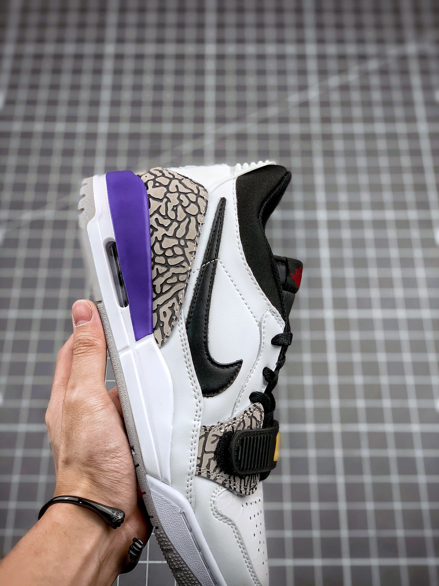 💰190真标💰260公司级💰320纯原版
Air Jordan Legacy 312 湖人紫
货号：CD7069-102
有着交错结合的设计，它的名字就展现出它所包含的鞋款元素，312 分别对应了 Air Jordan 3、Air Jordan 1 和 Air Trainer 2，将这三双经典又有不俗人气的鞋款融合，“最强三合一” 的名称由此得来
Size：36 36.5 37.5 38 38.5 39 40 40.5 41 42 42.5 43 44 44.5 45
耐克 阿迪达斯 三叶草 椰子350 v2 sb dunk 古驰脏脏鞋 麦昆 匡威1970s 万斯 vans 范斯 新百伦 乔丹 air jordan asics亚瑟士 斯凯奇 斐乐 彪马 锐步 mlb fila 鬼冢虎 莆田鞋 板鞋 樱花粉 af1 高帮 纯白 复古 满天星 解构 鞋盾 小麦色 蓝粉 马卡龙 低帮 独角兽 鸳鸯 联名 童鞋 冰淇淋 骨白冰蓝 白蓝 黑色 小白鞋 电玩像素 黑白 涂鸦 镭射 雾霾 白色 diy 1970s 夜光 大童 泼墨 中帮 黑武士 洛克公园 魔术贴 情侣 经典 四钩 奶咖色 刮刮乐 白丝绸 白银 3m 反光 白绿夜光 白橙双钩 小雏菊 权志龙 白绿橙 off white 飞线 金钩 冰块 小银钩 笑脸 缝线 剪纸 纯黑 蓝丝绸 情人节限定 白金 蓝白 354 黑曜石 熊猫 像素 冰蓝 四小勾 水晶底 寿桃 洞洞鞋 彩虹像素 灰色 air force 1 黑色 拖鞋 aj4 aj35 aj11 篮球鞋 莆田 aj3 aj6 aj13 aj7 童鞋 儿童鞋 aj312 aj36 黑白奥利奥 传奇蓝 aj32 限量版 飞人拖鞋 康扣 熊猫 北卡蓝 low 白水泥 藤原浩 aj34郭艾伦 影子灰 蒂芙尼绿 aj10 倒钩 aj9 冰雪奇缘 黑曜石 aj31 aj270 球鞋 大魔王 冰激凌 樱木花道 热熔岩 迪奥联名 胭脂红 凉鞋 aj15 满天星 水泥灰 芝加哥 鸳鸯 aj28 情侣 aj28 樱花粉 电玩像素 北卡蓝 小迪奥 粉色 樱花粉 电玩像素 烟灰 变色龙 兵马俑 大巴黎 aj16 兔八哥 马卡龙 大学蓝 aj30 黑水泥 白蛇 叶绿素 火影 白水泥 情人节限定 粉蛇 黑红 球鞋gtcut kobe球鞋 zoom kobe 500黑武士 2022r nike星空 gt球鞋 zoom跑鞋 纽巴伦990 nikecourt女鞋 zoom aj1 nb827 斐乐hike nike青花瓷 aj镭射 科6 next跑鞋 宇航员2.0 小白鞋 男鞋 运动鞋 斯凯奇 斐乐 板鞋 aj 彪马 新百伦 亚瑟士 new balance adidas 阿迪达斯 篮球鞋 空军一号 纯白 跑步鞋 vision street wear puma 女运动休闲鞋 nb 情侣鞋 球鞋 dunk 美津浓 欧文7 运动鞋女款跑步鞋 休闲男鞋 aj1 拖鞋 耐克鞋男新款 鞋子 童鞋 男款 飞马 zoom 超级飞马 跑鞋 老爹鞋 air max 儿童鞋子 男士 飞马38 m2k 日落 黑白熊猫 女款 飞马39 男款 阿甘鞋 飞马37 夏季 dunk sb 华夫鞋 凉鞋 开拓者 夏款 毛毛虫 气垫 air zoom 休闲鞋 高帮 帆布鞋 sacai 2022 vapormax 赤足 飞马36 af1 紫葡萄 树莓紫 winflo8 court女鞋 网鞋 zoom 破二 dc0774 拖鞋 superfly 子弹头 dunk黑白熊猫 blazer max270 欧文7 小童鞋 阿尔法 欧文8 登月 星空 莆田 黑武士 airmax97 贝壳头 三叶草 boost forum 椰子鞋 yeezy neo 暗夜精灵 金标 椰子 350 v2 ultraboost 清风 阿尔法 涉水鞋 ub21 ub22 forum84 ub nmd 爆米花 pro2 cut supernova x9000 椰子500 小椰子 forum low 史密斯 椰子700 樱花系列女鞋 新百伦530 327 574 5740 满天星 992 550 990 303 nb2002ra 302 元祖灰 993 990v5 nb300 ms327 580 999 nb327新百伦 新百伦878 nb300 5740奶茶色 m5740nb5740 997 608 452 nbms327 992元祖灰 996 880 低帮 倒钩 aj1 low 北卡蓝 黑曜石 倒钩藤原浩鞋 芝加哥 禁穿 小迪奥aj1 aj1大学蓝 樱花粉 烟灰 闪电倒钩 mid 影子灰 白丝绸 黑红脚趾 黑红 马卡龙 小dior 蒂芙尼绿 黑脚趾 小摩卡 蜘蛛侠 兔八哥 莆田纯原 纯白 中帮 黑粉脚趾 鸳鸯 low摩卡棕 扣碎 倒钩低帮 小闪电 凯尔特人 芝加哥ow联名 灰白 红豆奶茶 叛逆 换底 扣碎篮板 摩卡棕 迪奥联名鞋 皇家蓝 低帮女鞋倒钩白棕 泡泡糖 黑粉脚趾 北卡蓝低帮 黑绿脚趾 影子灰 蒂芙尼绿 黑脚趾 浆果粉 扣碎篮板 鸳鸯 冰淇淋 白丝绸 激光蓝 offwhite联名 黑粉脚趾 蓝 水洗丹宁 情人节 午夜蓝 凯尔特人 泡泡糖 男鞋 女鞋 夏季 儿童 拖鞋 小众鞋 篮球鞋 凉鞋 运动鞋 跑步鞋 童鞋 板鞋 日落 足球鞋 小白鞋 跑鞋 老爹鞋 zoom 超级飞马 36 37 38 sb dunk 鞋子 新款 m2k air max 薄款 赤足5.0 星空 登月 vapormax 超轻 网鞋 气垫鞋 阿甘鞋 休闲鞋 47 blazer 高帮 樱花粉 free vaporfly 情侣 子弹头 华夫鞋 欧文7 lebron18 joyride fly3 max270 杜兰特5 毛毛虫 黑武士 限量版 忍者 马拉松 winflo7 kyrie7 ep 莆田鞋 板鞋 樱花粉 af1 高帮 纯白 复古 满天星 解构 鞋盾 小麦色 蓝粉 马卡龙 低帮 独角兽 鸳鸯 联名 童鞋 冰淇淋 骨白冰蓝 白蓝 黑色 小白鞋 电玩像素 黑白 涂鸦 镭射 雾霾 白色 diy 夜光 大童 泼墨 中帮 黑武士 洛克公园 魔术贴 情侣 经典 四钩 奶咖色 刮刮乐 白丝绸 白银 3m 反光 白绿夜光 白橙双钩 小雏菊 权志龙 白绿橙 off white 飞线 金钩 冰块 小银钩 笑脸 缝线 剪纸 纯黑 蓝丝绸 情人节限定 白金 蓝白 354 黑曜石 熊猫 像素 冰蓝 四小勾 水晶底 寿桃 洞洞鞋 彩虹像素 灰色 air force 1 黑色 拖鞋 aj4 aj35 aj11 篮球鞋 莆田 aj3 aj6 aj13 aj7 童鞋 儿童鞋 aj312 aj36 黑白奥利奥 德训 aj32 限量版 飞人拖鞋 康扣 熊猫 北卡蓝 low 白水泥 藤原浩 aj34郭艾伦 影子灰 aj10 倒钩 aj9 冰雪奇缘 黑曜石 aj31 aj270 球鞋 samba gazelle