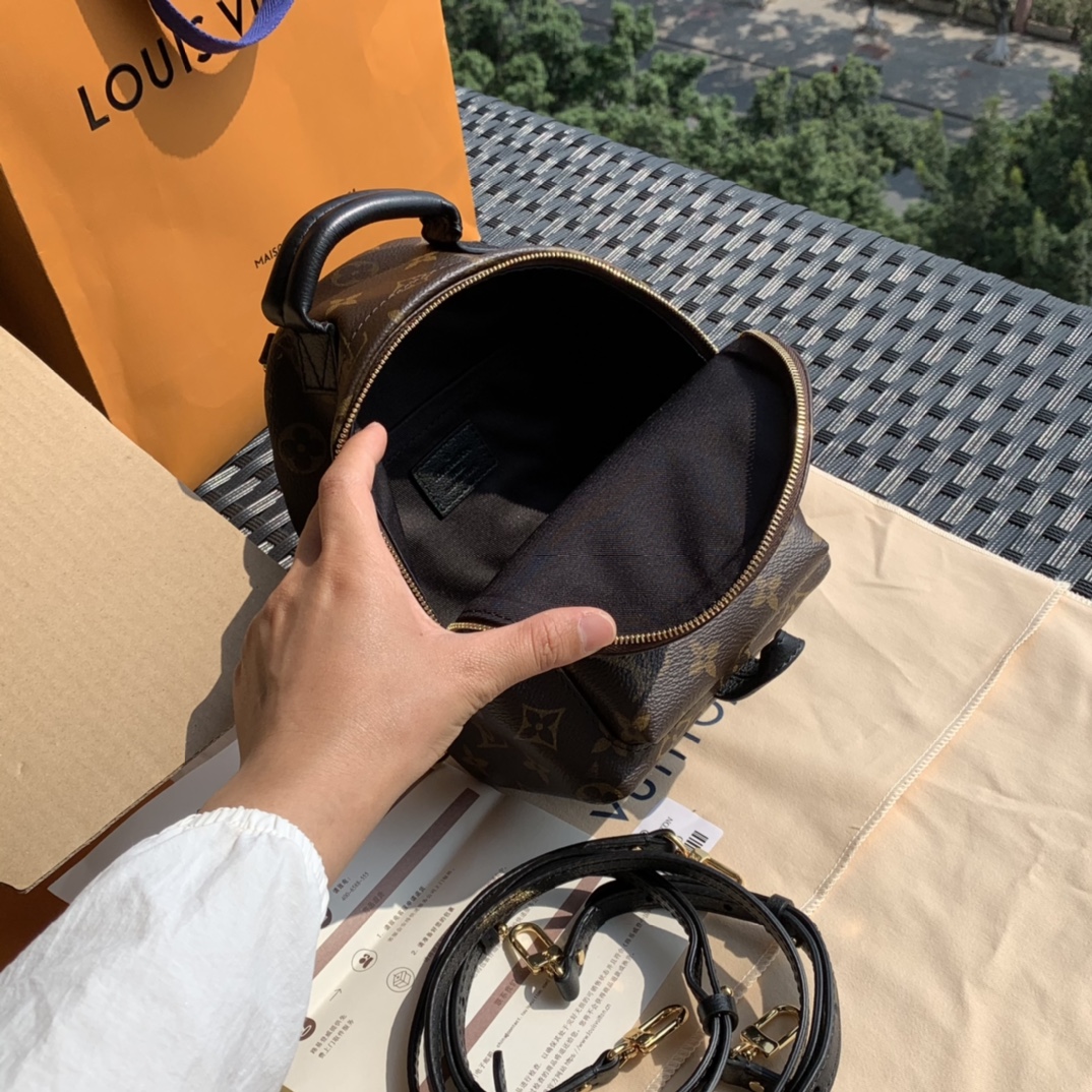 🌼 m44873尺寸17x 22 x 10cm 迷你小背包 绝对的爆款，可以单肩，可以斜挎，还可以双肩，