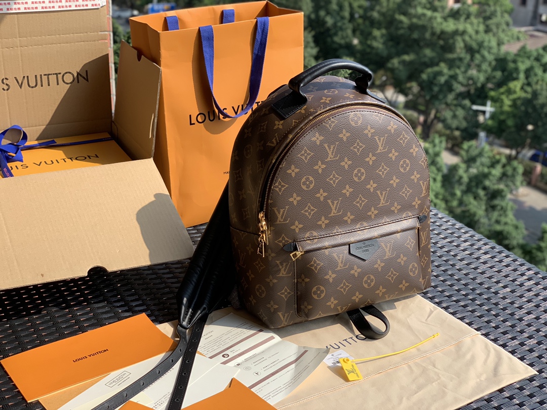 🌼 m44874尺寸30-33-16cm 如果想要一款容量不错的双肩包推荐这款中号尺寸的，男女可用。它虽