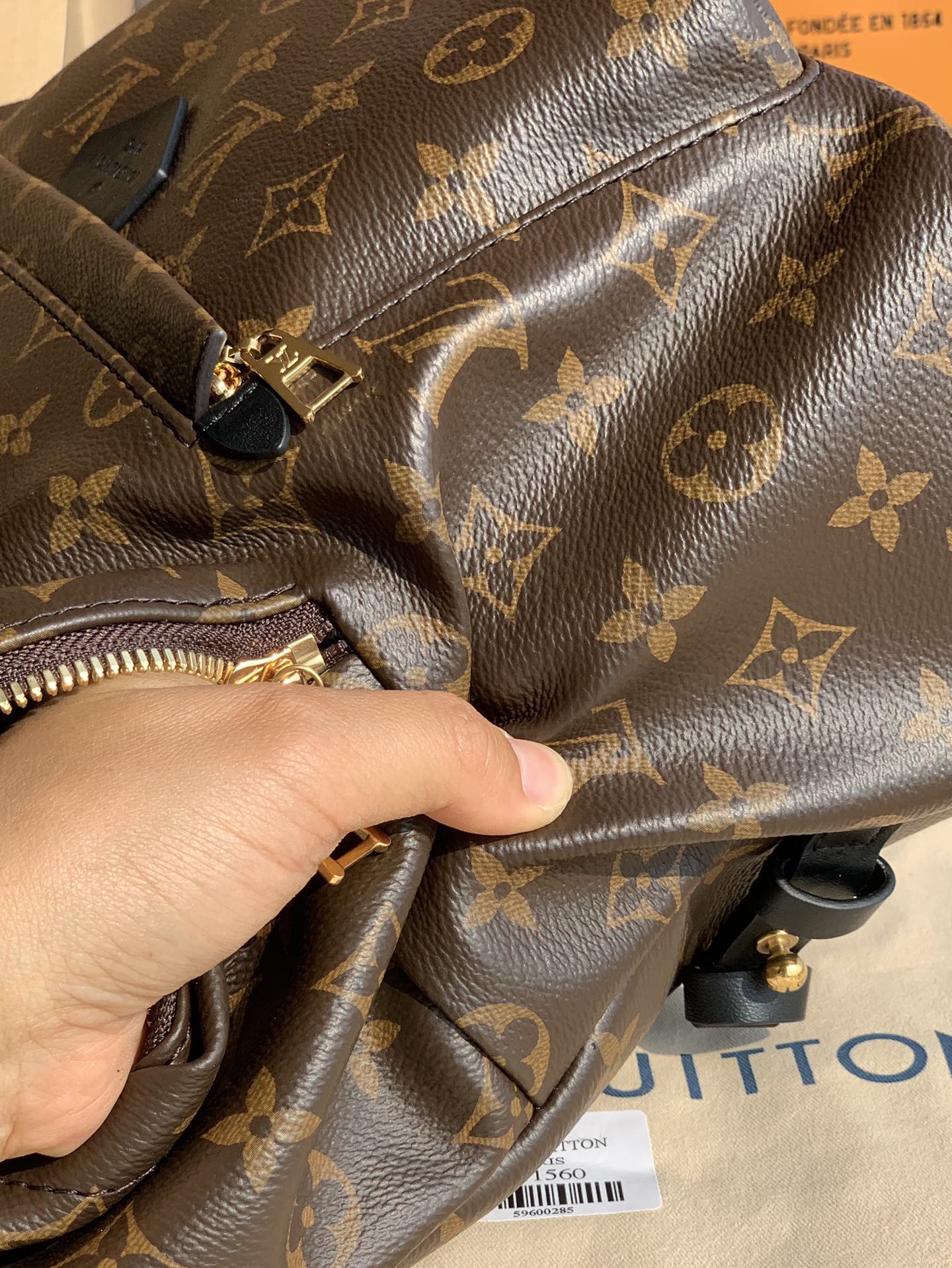 🌼 m44874尺寸30-33-16cm 如果想要一款容量不错的双肩包推荐这款中号尺寸的，男女可用。它虽