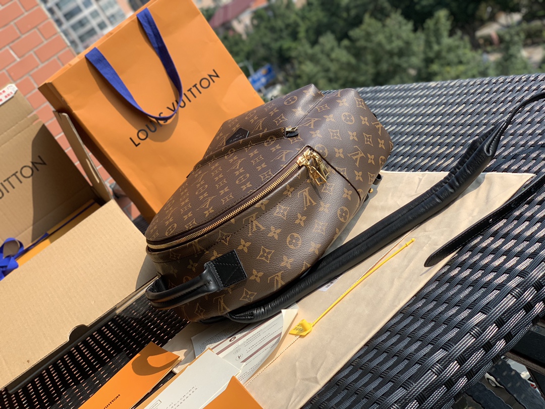 🌼 m44874尺寸30-33-16cm 如果想要一款容量不错的双肩包推荐这款中号尺寸的，男女可用。它虽