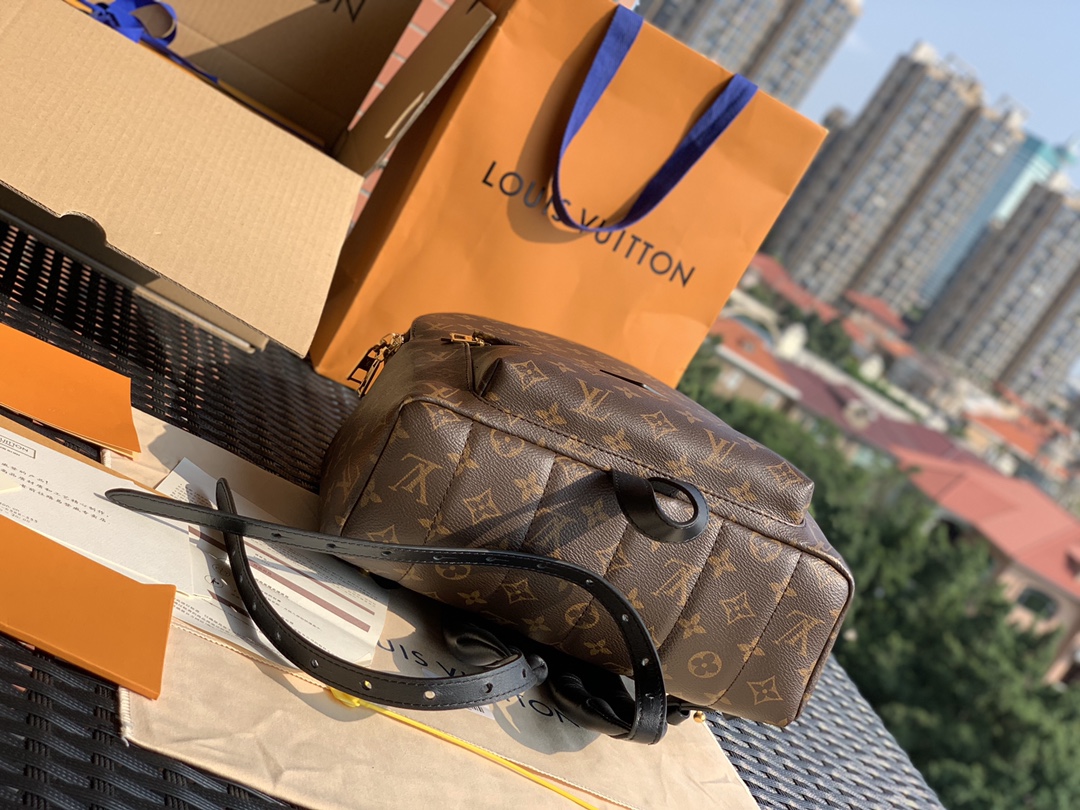 🌼 m44874尺寸30-33-16cm 如果想要一款容量不错的双肩包推荐这款中号尺寸的，男女可用。它虽