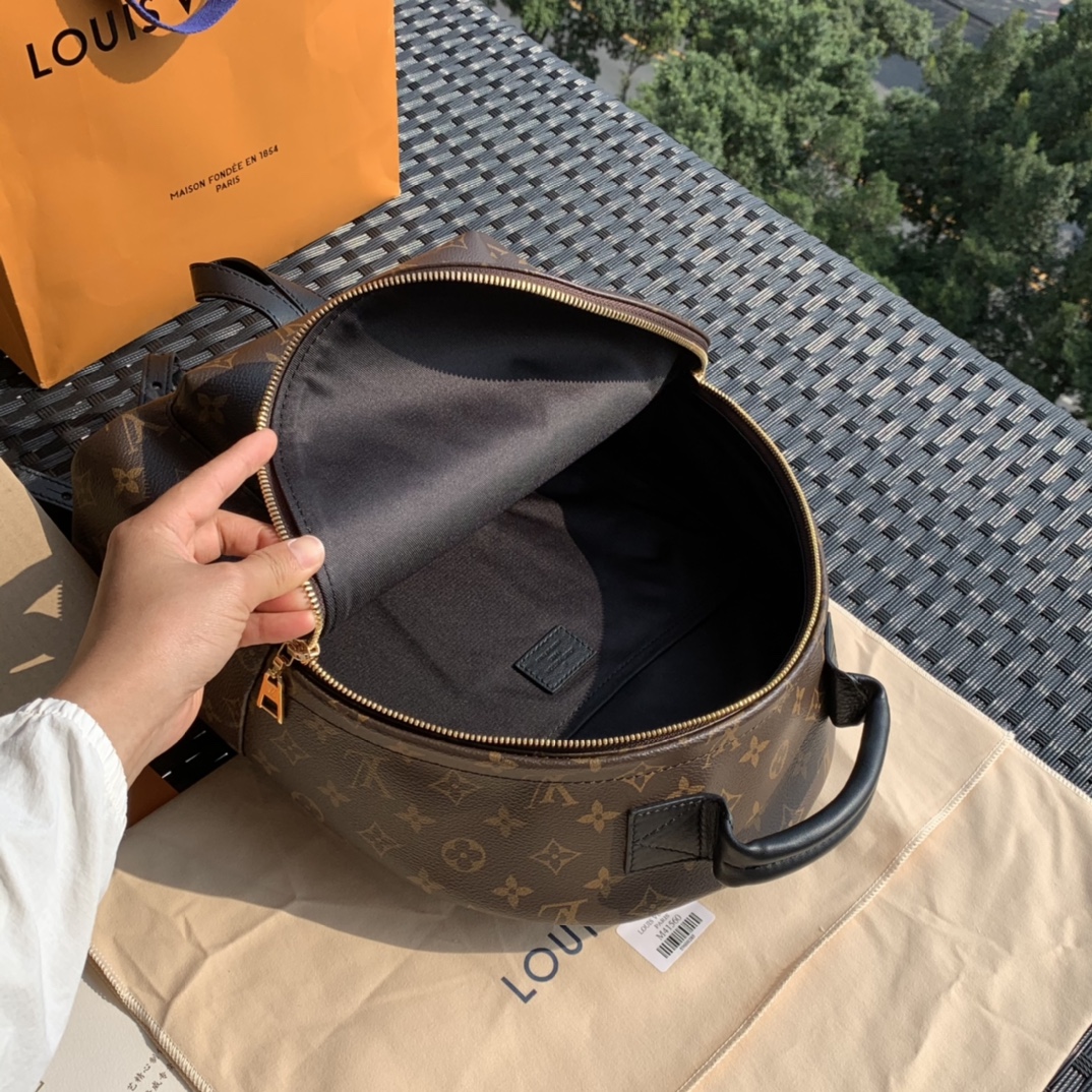 🌼 m44874尺寸30-33-16cm 如果想要一款容量不错的双肩包推荐这款中号尺寸的，男女可用。它虽