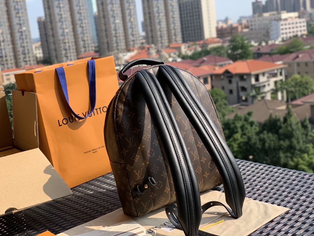 🌼 m44874尺寸30-33-16cm 如果想要一款容量不错的双肩包推荐这款中号尺寸的，男女可用。它虽