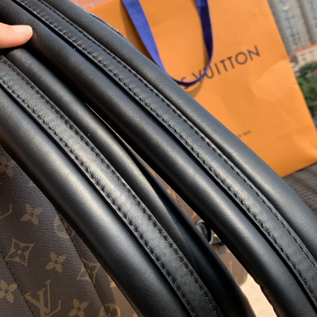 🌼 m44874尺寸30-33-16cm 如果想要一款容量不错的双肩包推荐这款中号尺寸的，男女可用。它虽