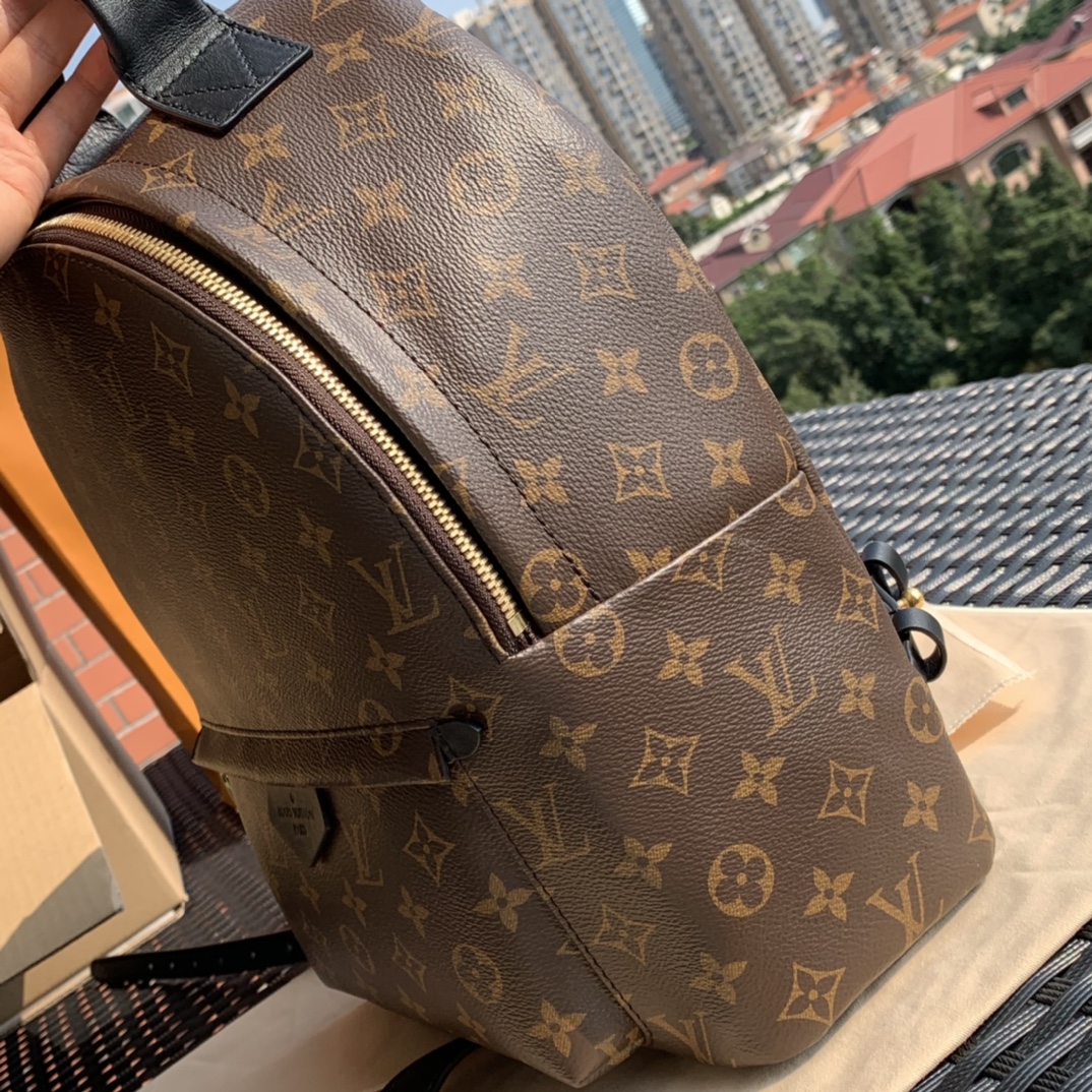 🌼 m44874尺寸30-33-16cm 如果想要一款容量不错的双肩包推荐这款中号尺寸的，男女可用。它虽