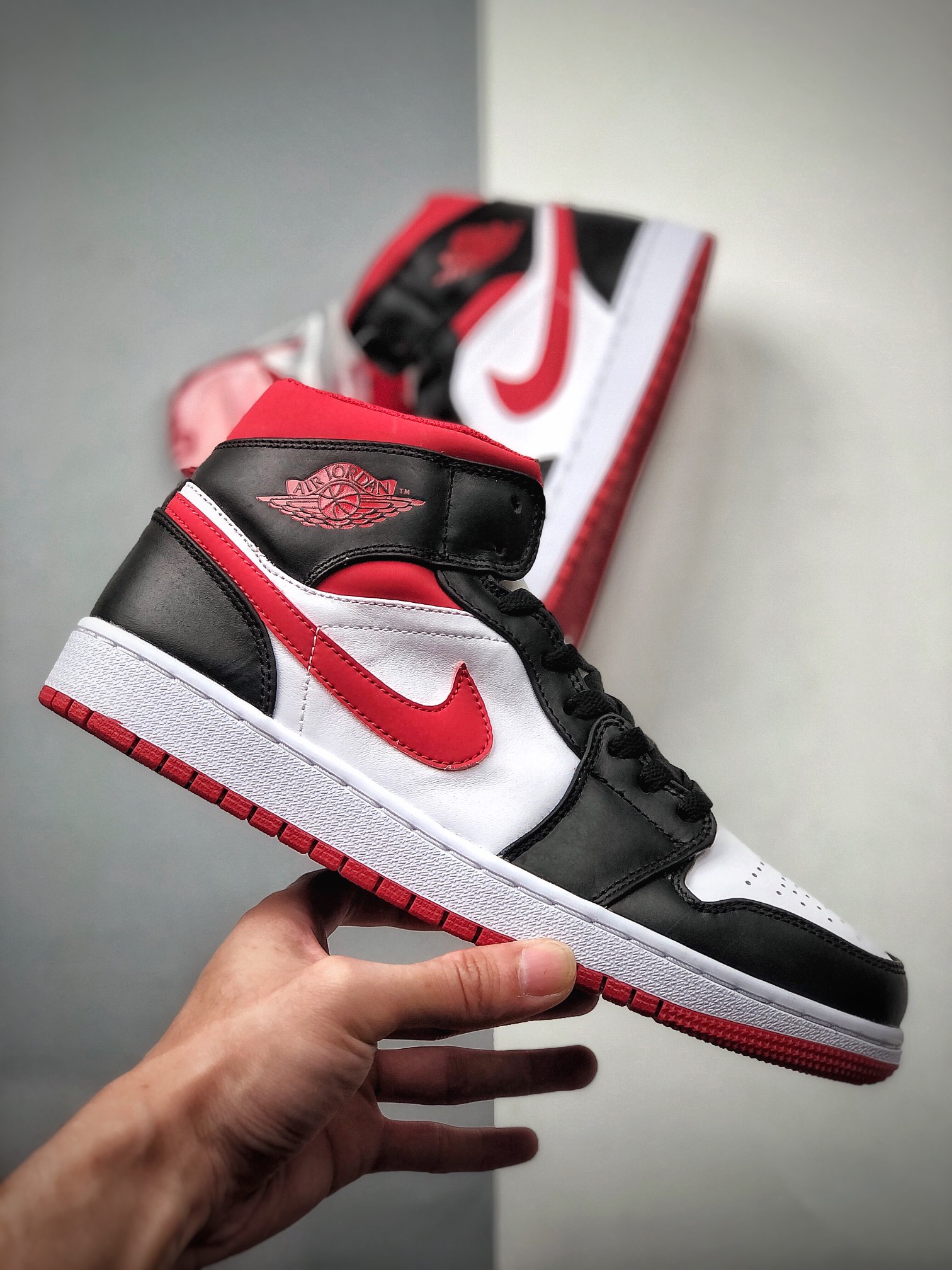 240 Air Jordan 1 Mid 白红黑 AJ1乔1中帮休闲板鞋 554724-122-莆田鞋,莆田鞋货源,高仿鞋,高仿鞋货源,安福档口,莆田高仿鞋,莆田鞋批发,高仿鞋批发,莆田高仿运动鞋,高仿运动鞋,莆田运动鞋 240 Air Jordan 1 Mid 白红黑 AJ1乔1中帮休闲板鞋 554724-122