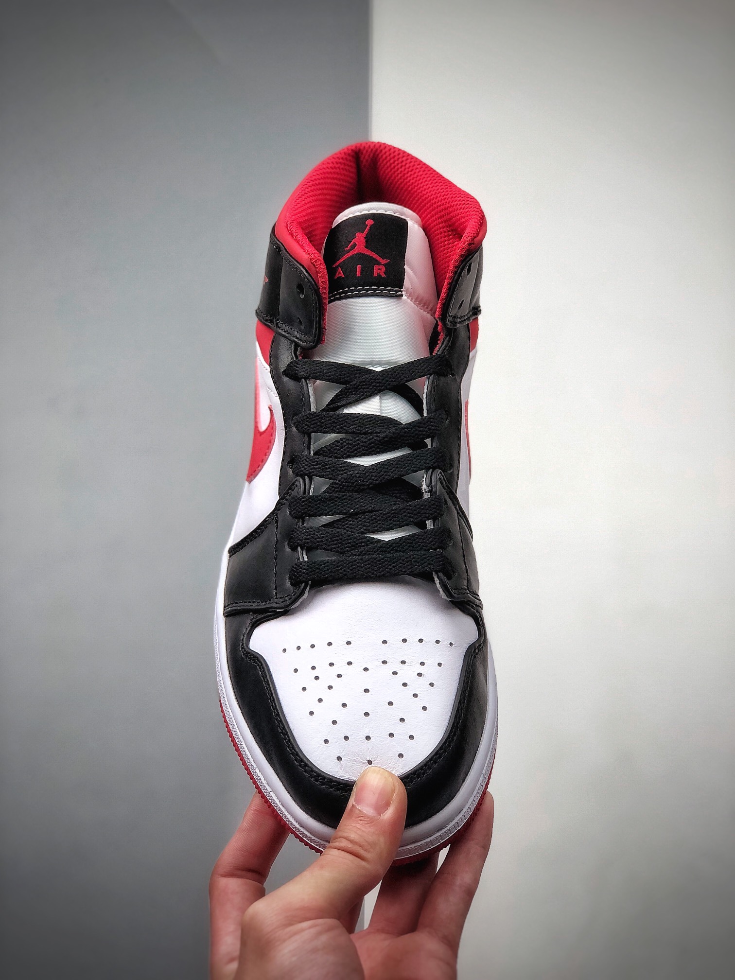 240 Air Jordan 1 Mid 白红黑 AJ1乔1中帮休闲板鞋 554724-122-莆田鞋,莆田鞋货源,高仿鞋,高仿鞋货源,安福档口,莆田高仿鞋,莆田鞋批发,高仿鞋批发,莆田高仿运动鞋,高仿运动鞋,莆田运动鞋 240 Air Jordan 1 Mid 白红黑 AJ1乔1中帮休闲板鞋 554724-122