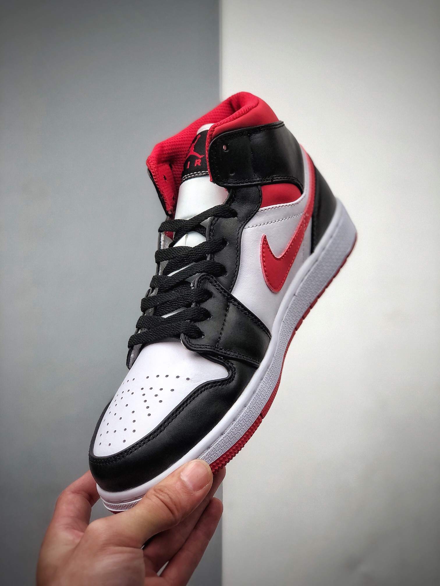 240 Air Jordan 1 Mid 白红黑 AJ1乔1中帮休闲板鞋 554724-122-莆田鞋,莆田鞋货源,高仿鞋,高仿鞋货源,安福档口,莆田高仿鞋,莆田鞋批发,高仿鞋批发,莆田高仿运动鞋,高仿运动鞋,莆田运动鞋 240 Air Jordan 1 Mid 白红黑 AJ1乔1中帮休闲板鞋 554724-122