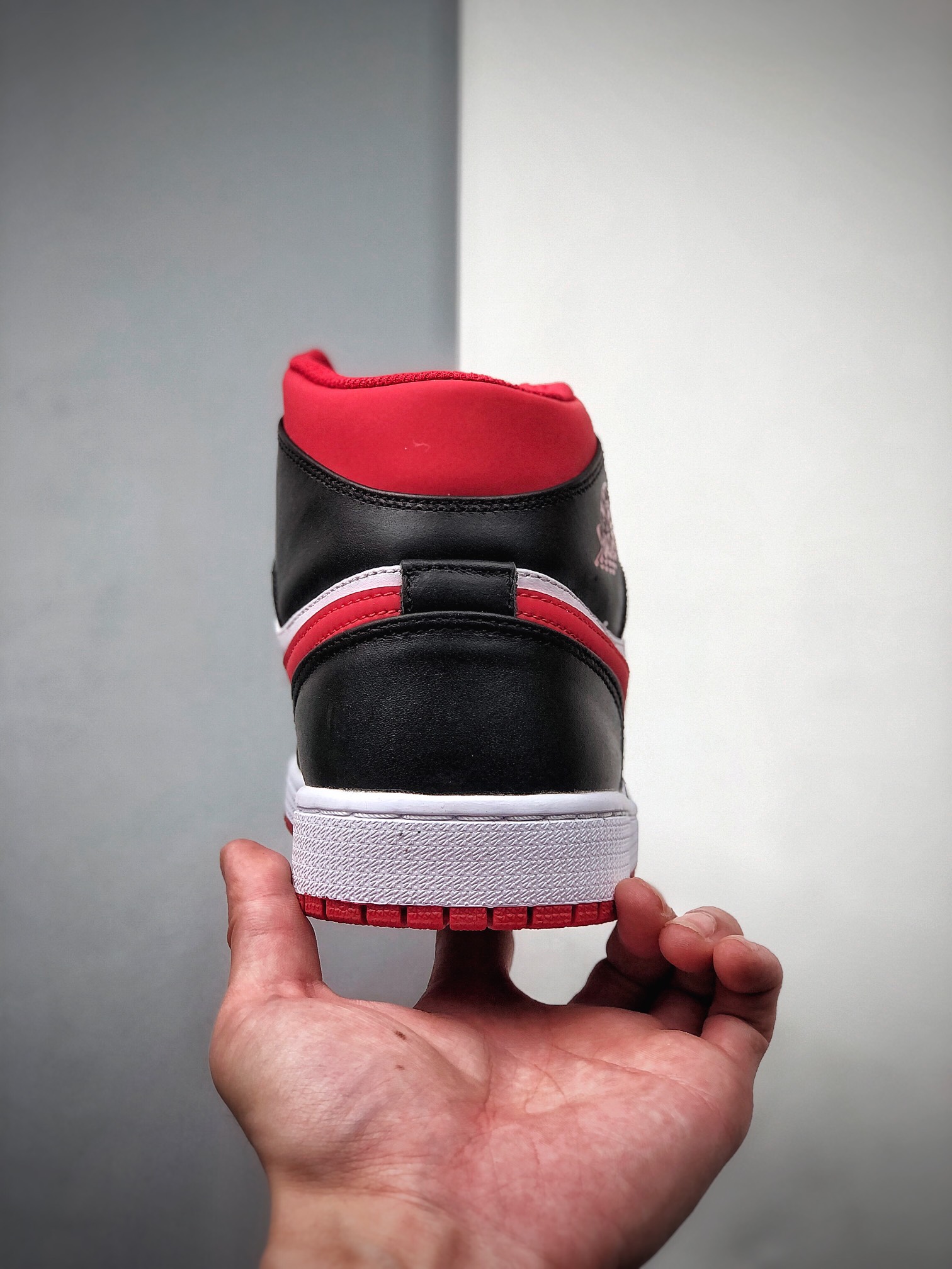 240 Air Jordan 1 Mid 白红黑 AJ1乔1中帮休闲板鞋 554724-122-莆田鞋,莆田鞋货源,高仿鞋,高仿鞋货源,安福档口,莆田高仿鞋,莆田鞋批发,高仿鞋批发,莆田高仿运动鞋,高仿运动鞋,莆田运动鞋 240 Air Jordan 1 Mid 白红黑 AJ1乔1中帮休闲板鞋 554724-122