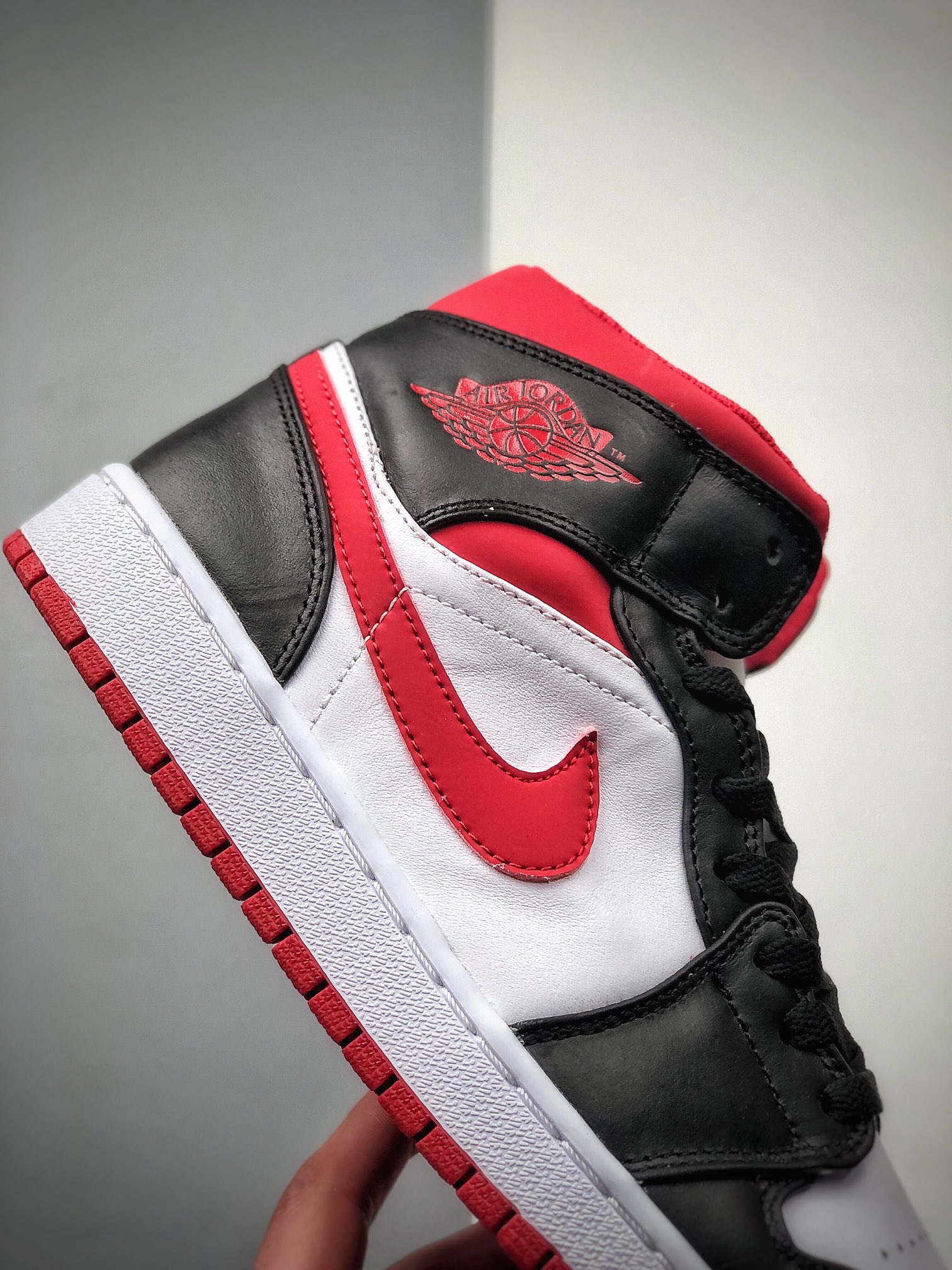 240 Air Jordan 1 Mid 白红黑 AJ1乔1中帮休闲板鞋 554724-122-莆田鞋,莆田鞋货源,高仿鞋,高仿鞋货源,安福档口,莆田高仿鞋,莆田鞋批发,高仿鞋批发,莆田高仿运动鞋,高仿运动鞋,莆田运动鞋 240 Air Jordan 1 Mid 白红黑 AJ1乔1中帮休闲板鞋 554724-122