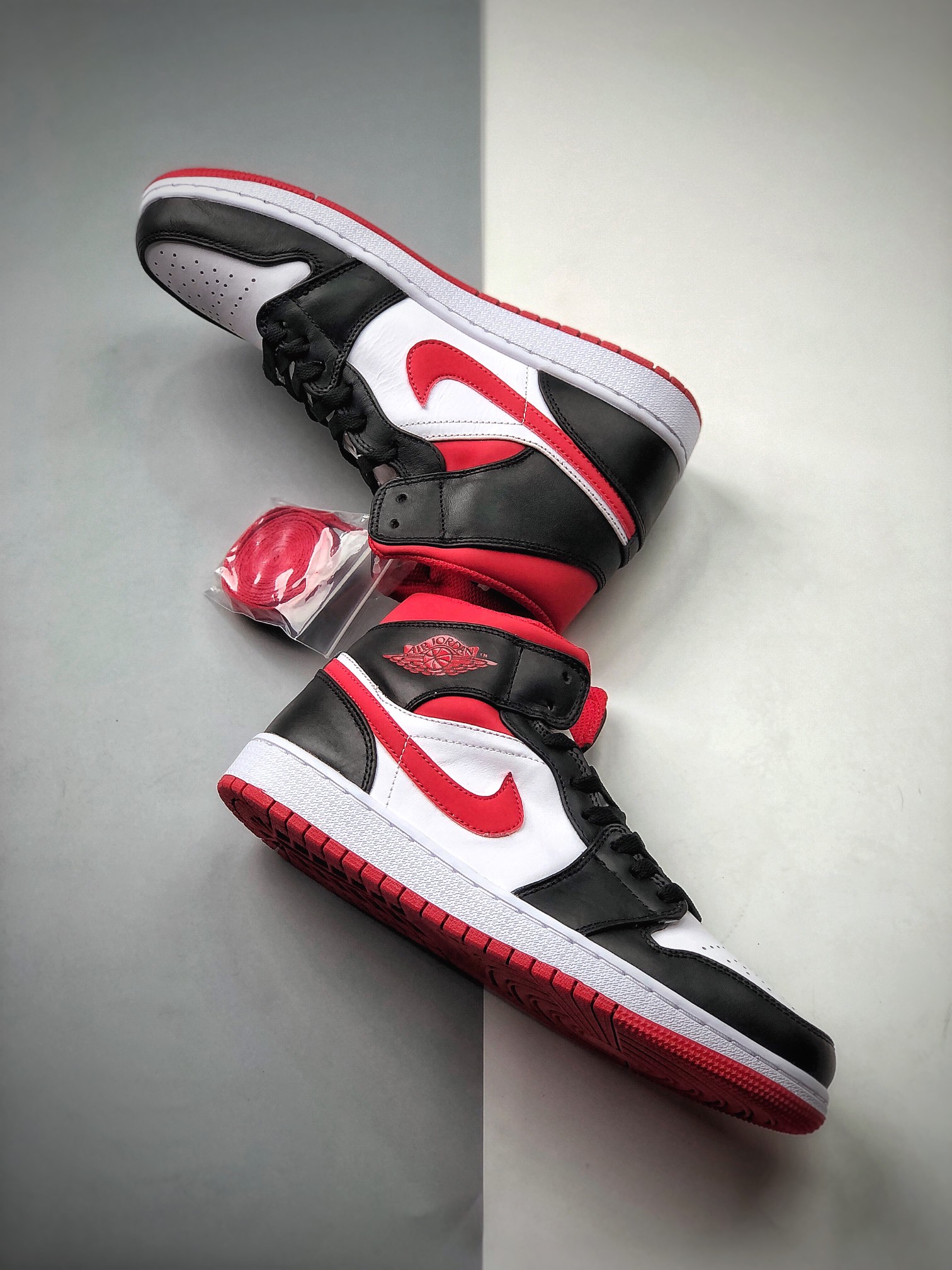 240 Air Jordan 1 Mid 白红黑 AJ1乔1中帮休闲板鞋 554724-122-莆田鞋,莆田鞋货源,高仿鞋,高仿鞋货源,安福档口,莆田高仿鞋,莆田鞋批发,高仿鞋批发,莆田高仿运动鞋,高仿运动鞋,莆田运动鞋 240 Air Jordan 1 Mid 白红黑 AJ1乔1中帮休闲板鞋 554724-122