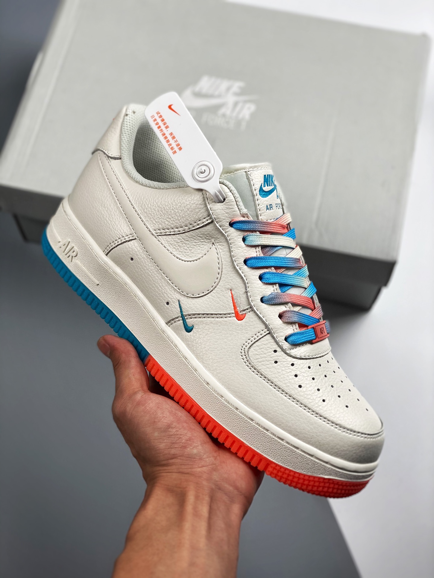 Nike Air Force 1 blanco, naranja y azul con doble swoosh, nivel original, horma y cartón originales, creando la silueta…