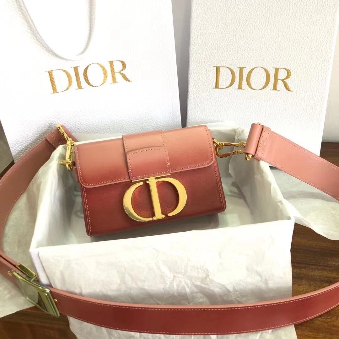 迪奥Dior顶级进口原厂牛皮蒙田盒子包30Montaigne这款精巧的手袋采用粉色牛皮革精心制作呈现渐变