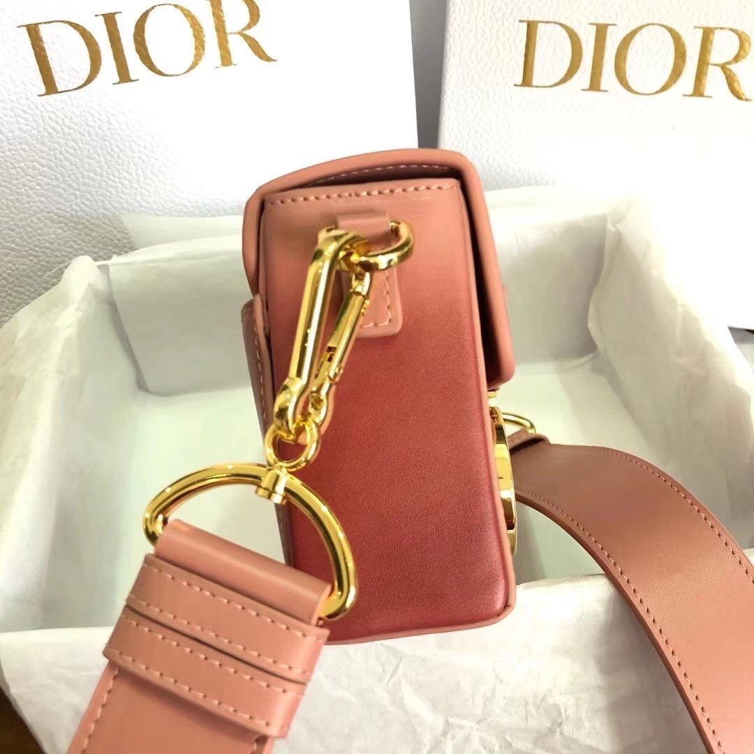 迪奥Dior顶级进口原厂牛皮蒙田盒子包30Montaigne这款精巧的手袋采用粉色牛皮革精心制作呈现渐变