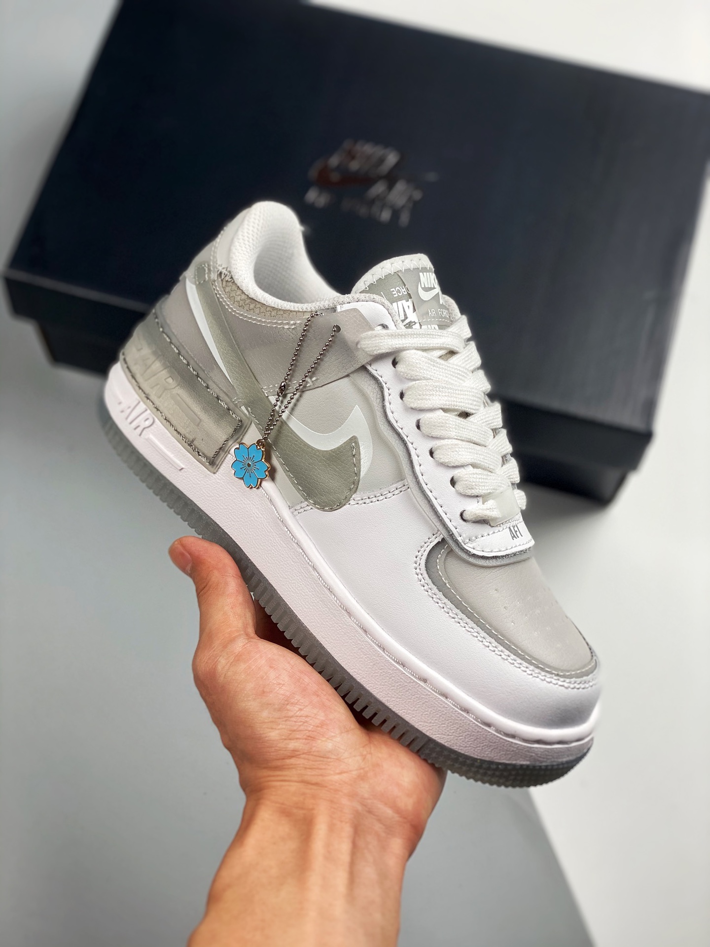 Nike Air Force 1 gris y blanco, nivel original, horma y cartón originales, creando la silueta auténtica de Air Force #e…