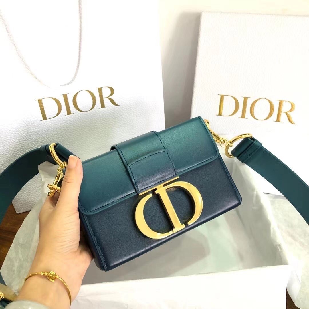 迪奥Dior顶级进口原厂牛皮蒙田盒子包30Montaigne这款精巧的手袋采用绿色牛皮革精心制作呈现渐变