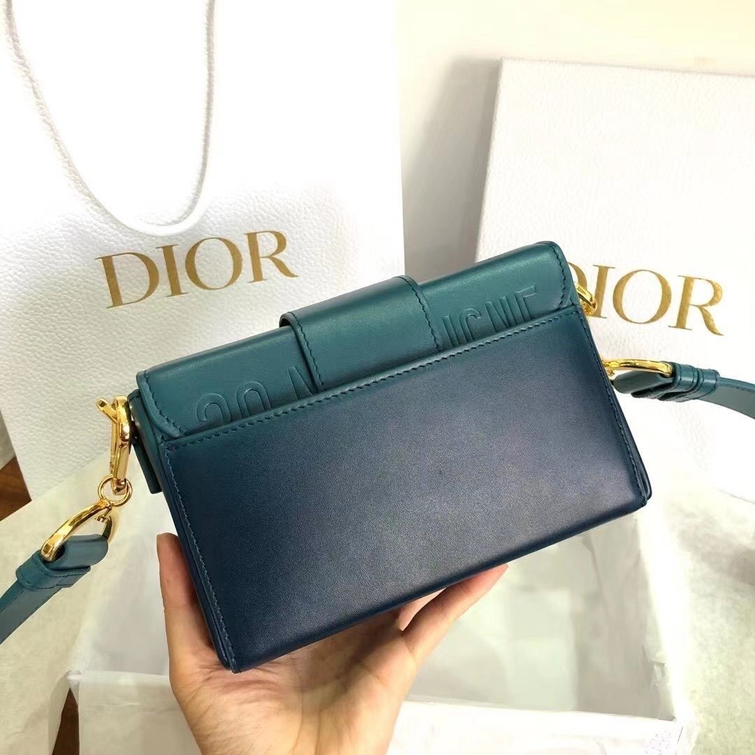 迪奥Dior顶级进口原厂牛皮蒙田盒子包30Montaigne这款精巧的手袋采用绿色牛皮革精心制作呈现渐变