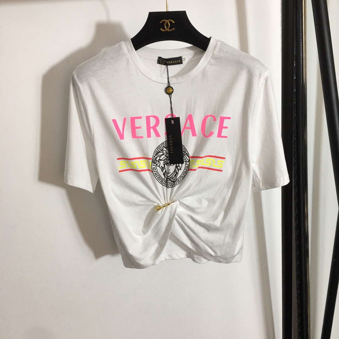 NO:743835,Style No. 2754 Versac* New Medusa letter printed metal large pin short waist and navel exposed short-sleeved T-shirt, white, black, S-XL [M size; shoulder width 40, chest 90, sleeve length 22, clothing length 35-49], Versace-clothing,versace,versace,T-shirt,tees,t-shirt,19860909款号2754 Versac* 新款 美杜莎字母印花金属大别针短款收腰露脐短袖T恤,白色,黑色,S-XL【M码；肩宽40,胸围90,袖长22,衣长35-49】,范思哲-服装,versace,versace,T-shirt,tees，t-shirt,,Women's clothing