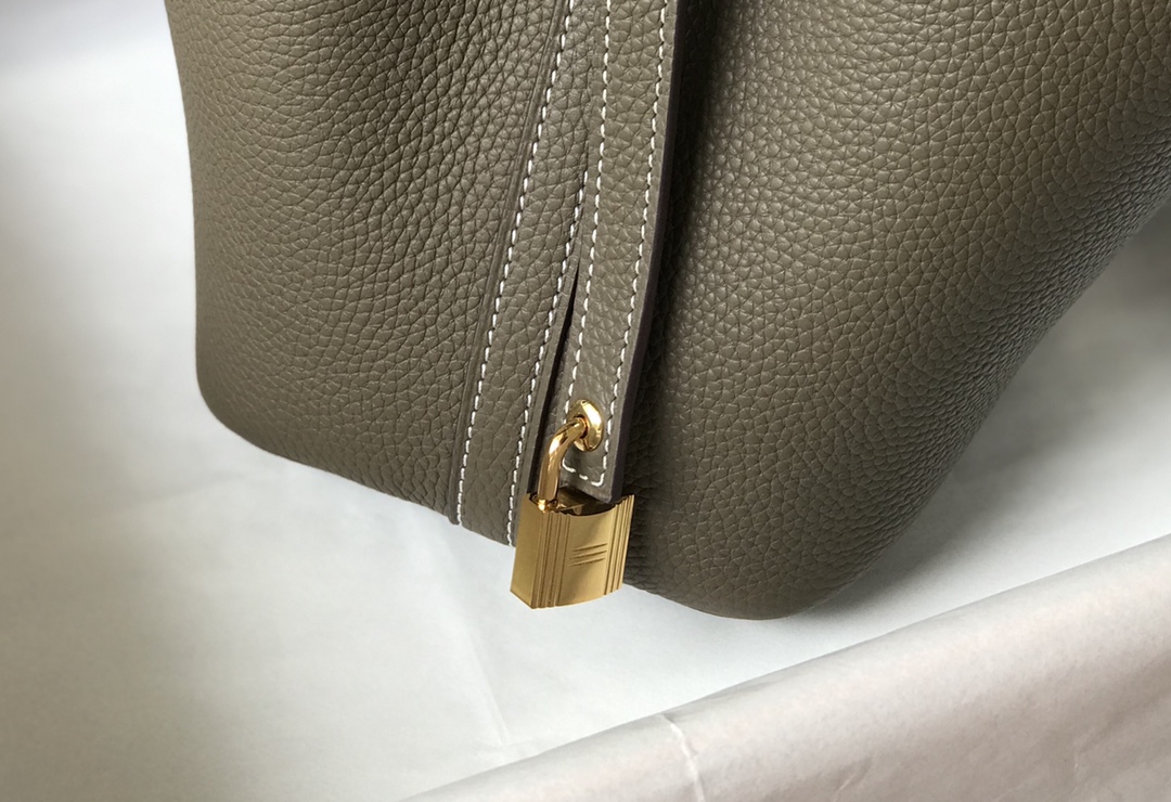 Hermès Picotin Lock 18 Handbag: Chic, Casual, and Timeless Style 4 i1620196855 151 3