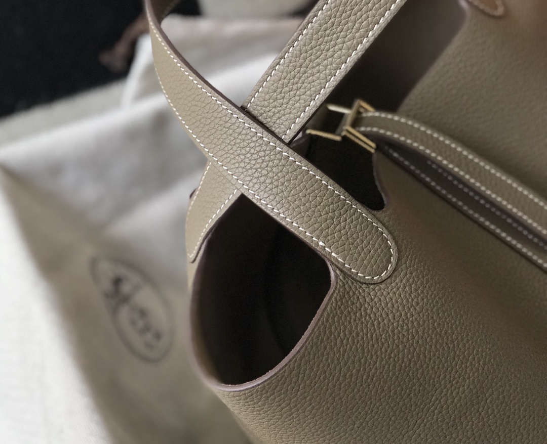 Hermès Picotin Lock 18 Handbag: Chic, Casual, and Timeless Style 6 i1620196855 6173 5