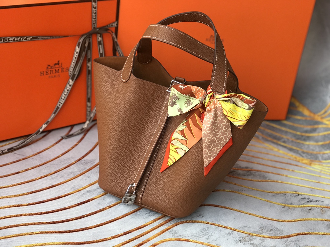 Hermès Picotin Lock 18 Handbag: Casual Bucket Bag in Brown Leather 3 i1620199475 951 1